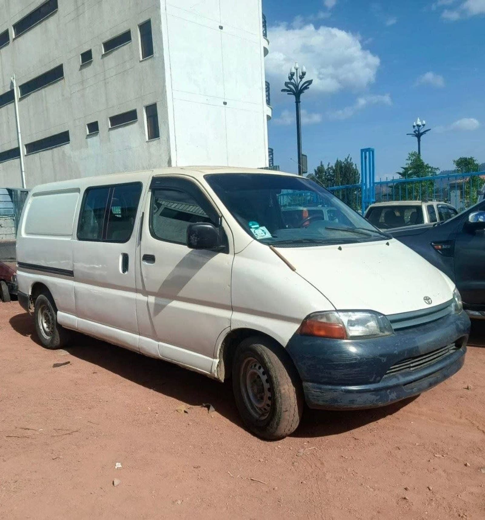 2000 Toyota Hiace — photo 8