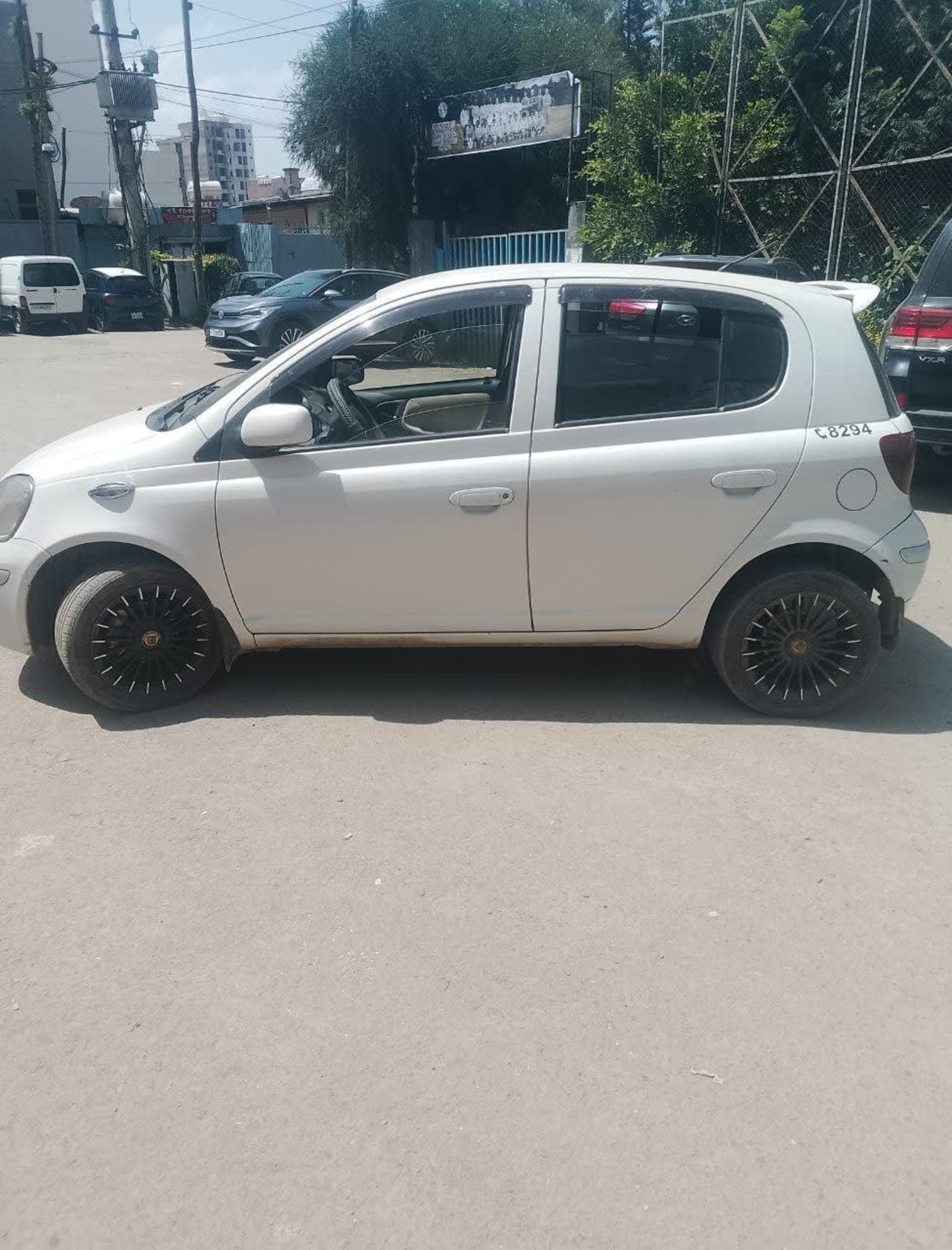 2004 Toyota Vitz — photo 1