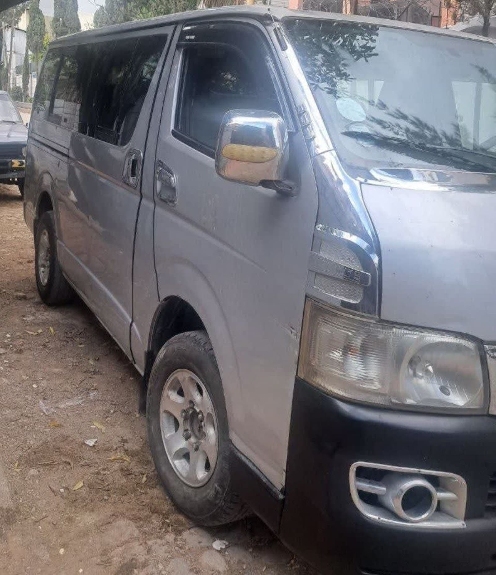 2007 Toyota Hiace — photo 2