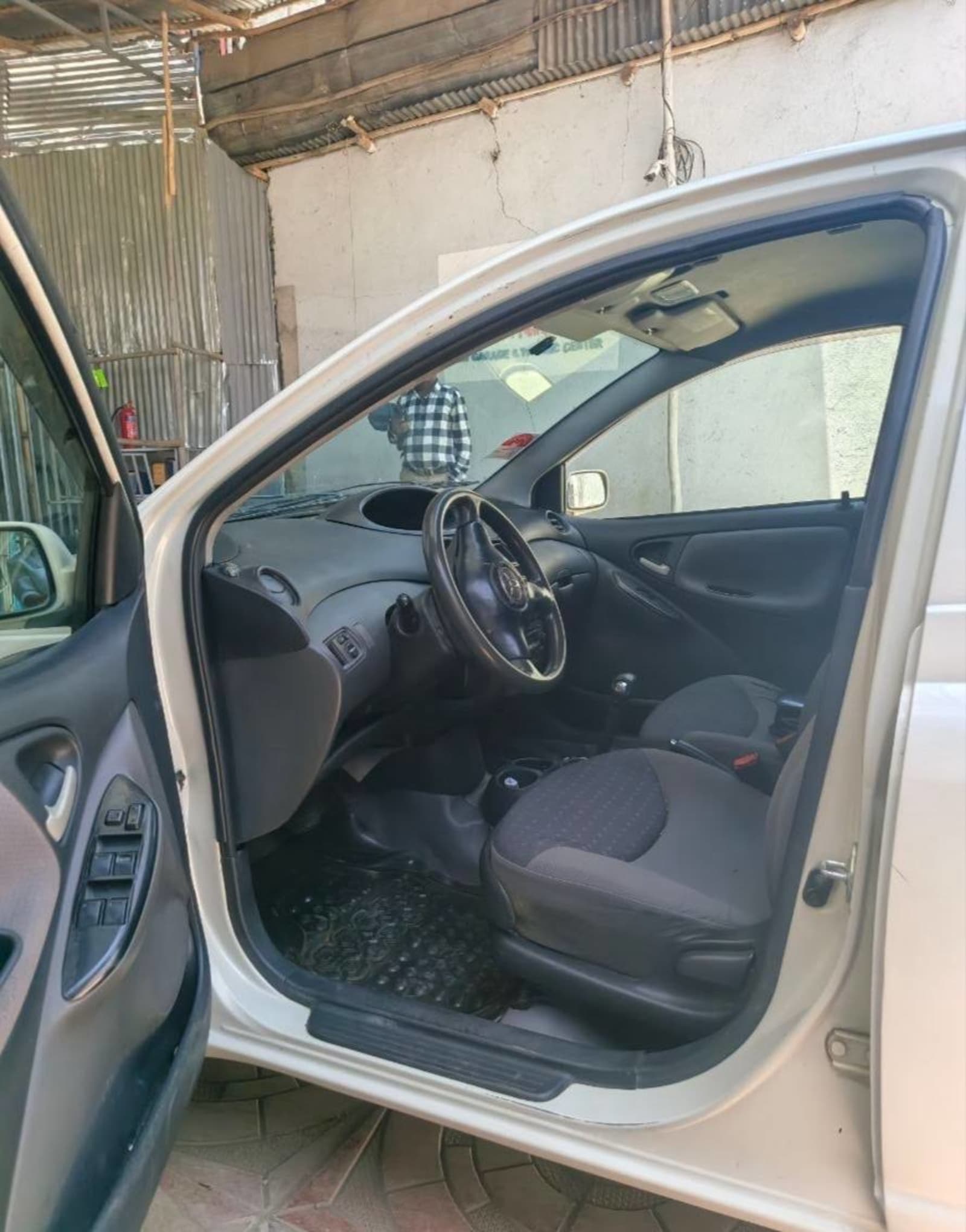 2003 Toyota Vitz — photo 4