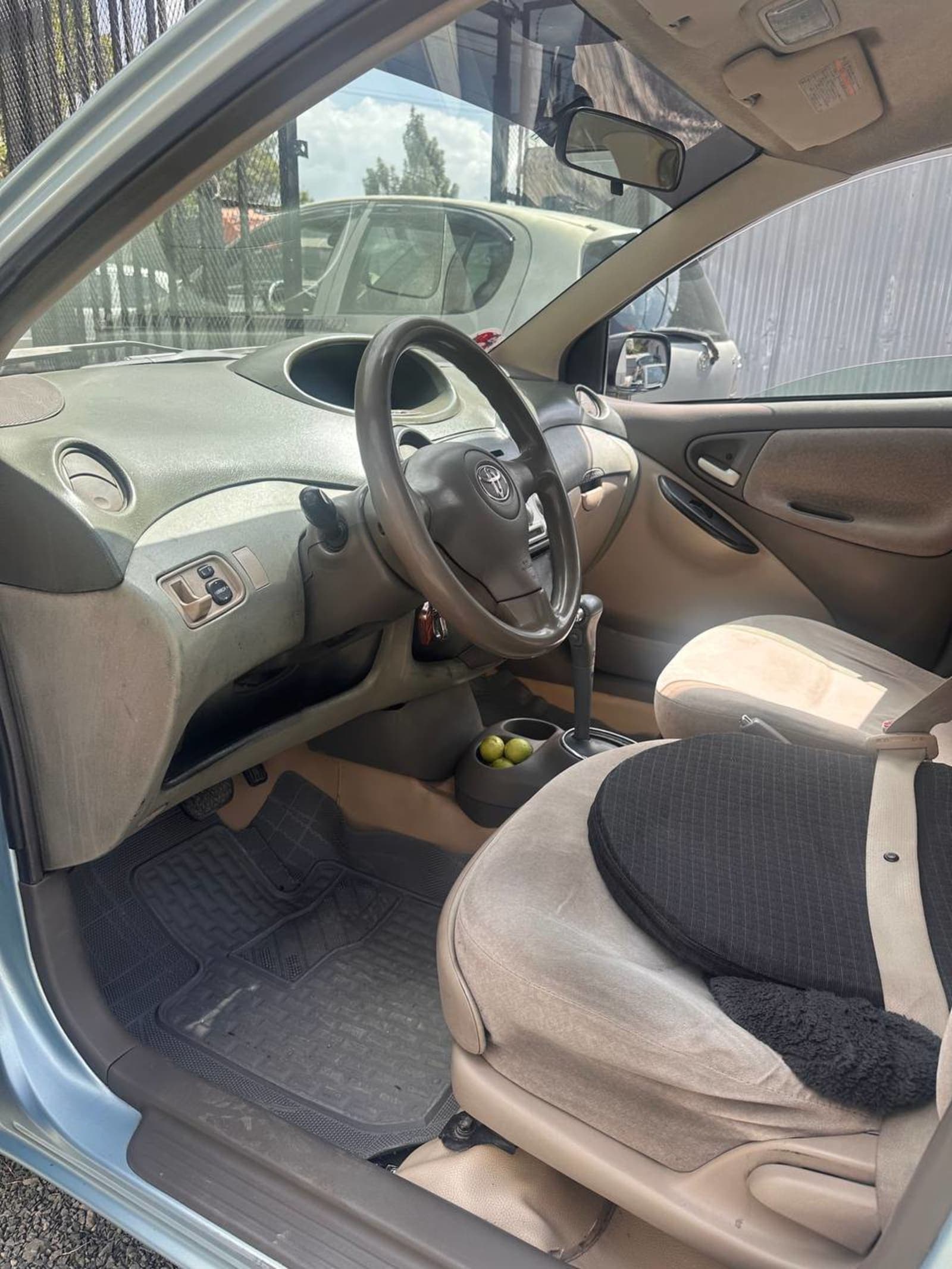 2005 Toyota Platz — photo 2