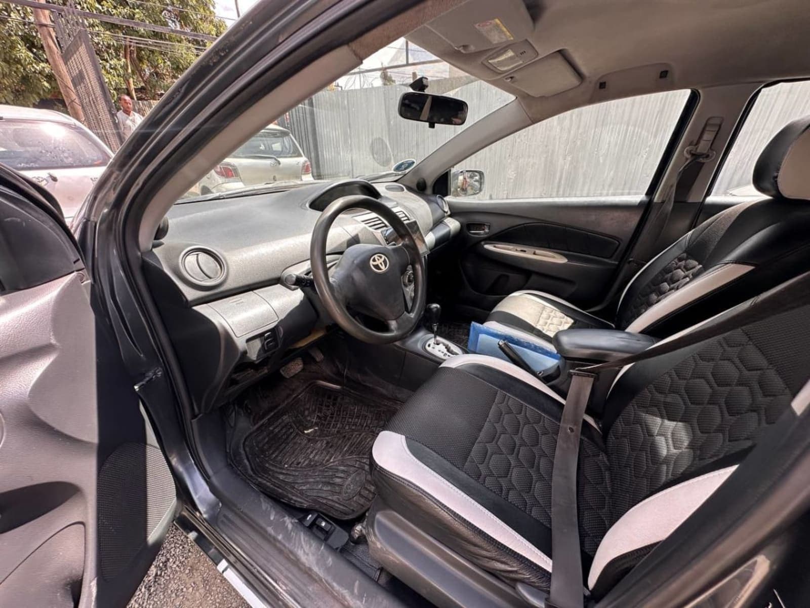 2007 Toyota Yaris Sedan — photo 4