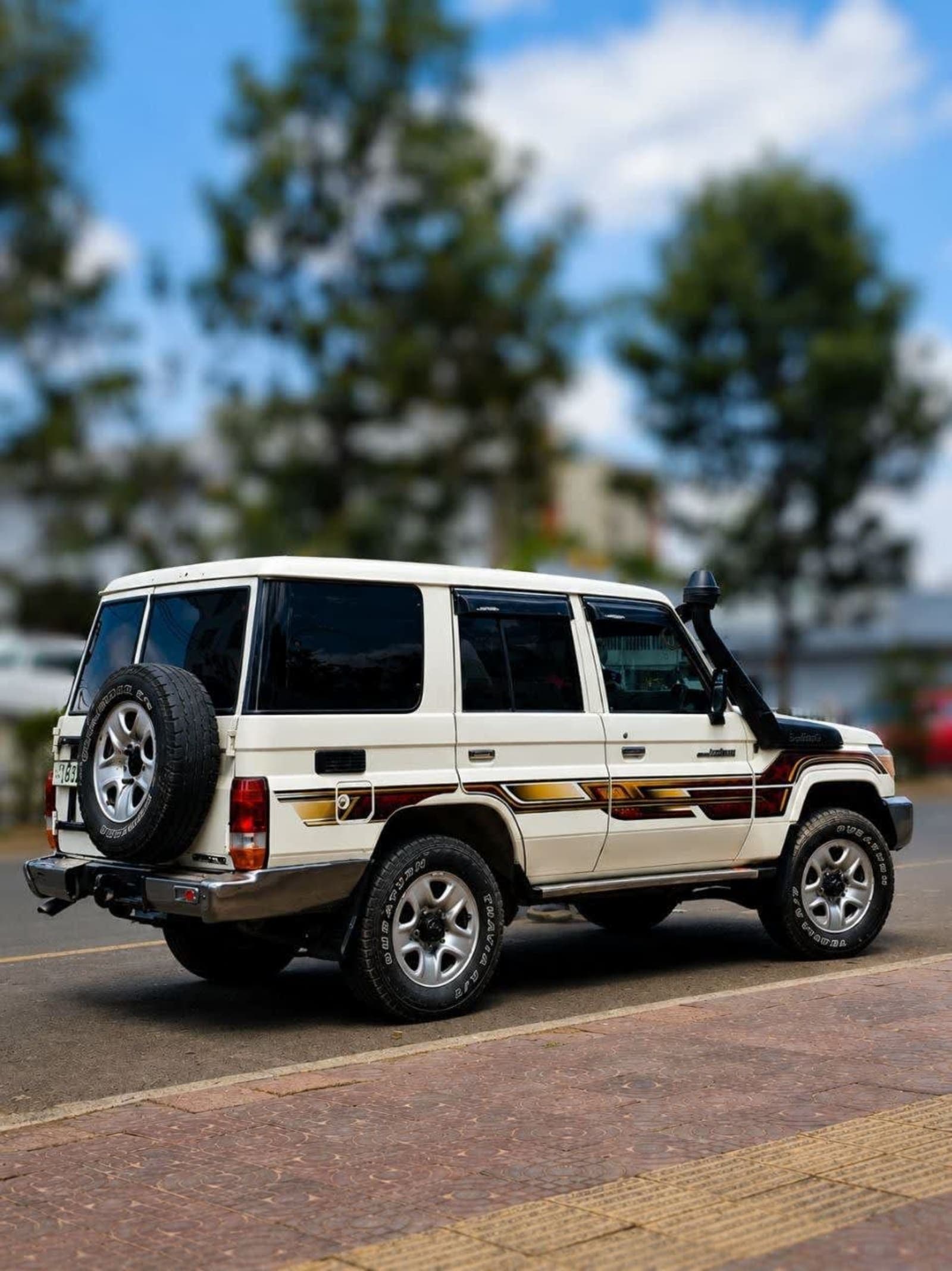 2012 Toyota LandCruiser Mark II — photo 1