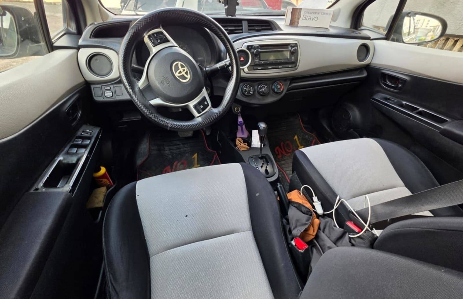 2012 Toyota Yaris Compact — photo 6