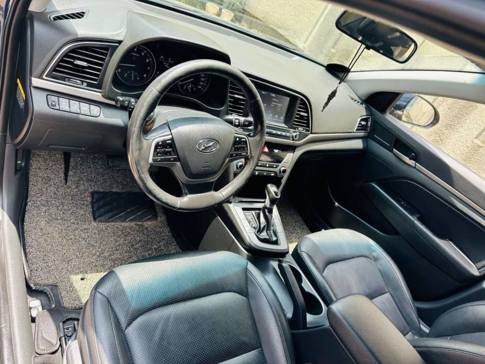 2017 Hyundai Avante — photo 2