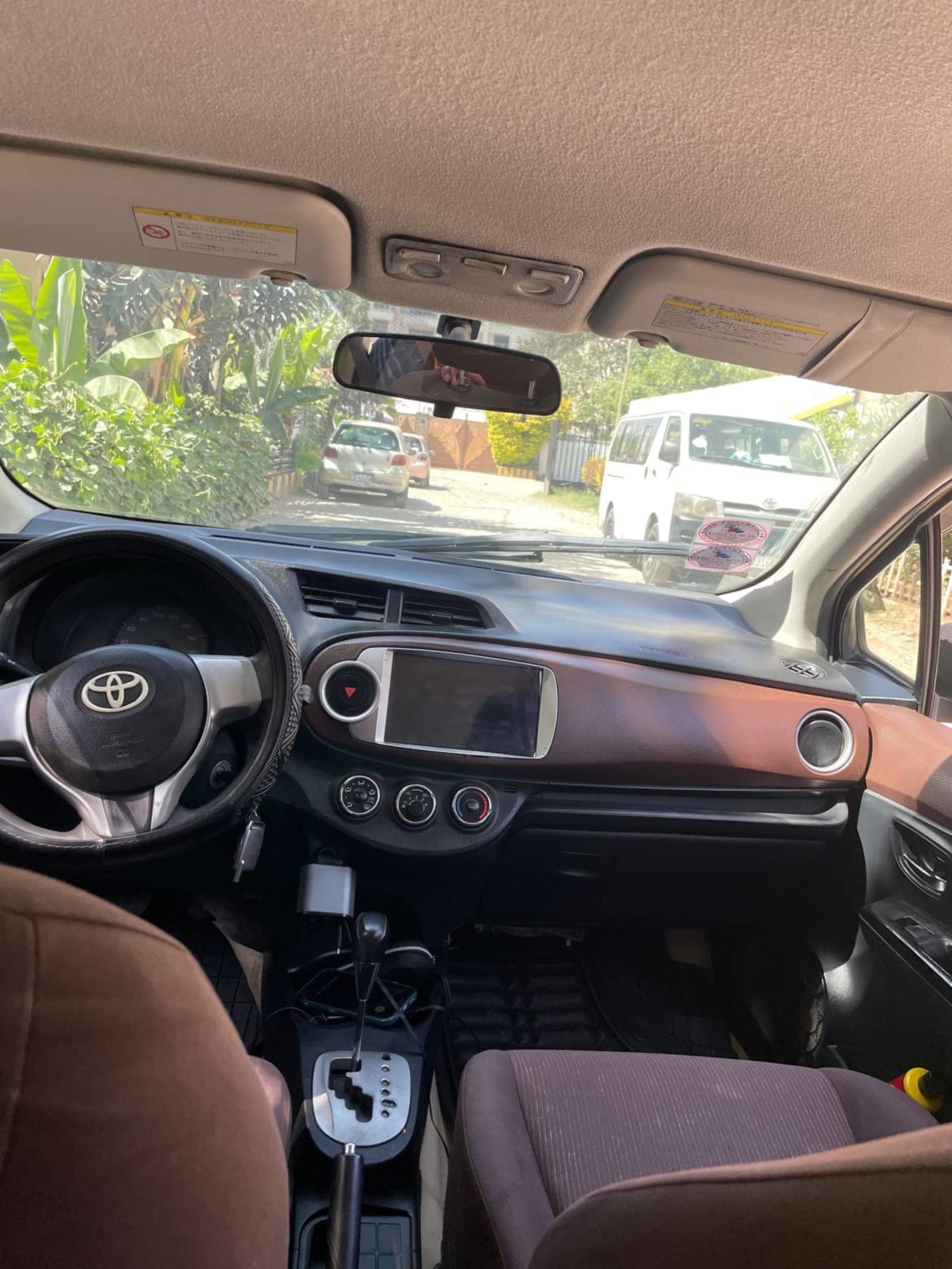 2012 Toyota Yaris Compact — photo 2