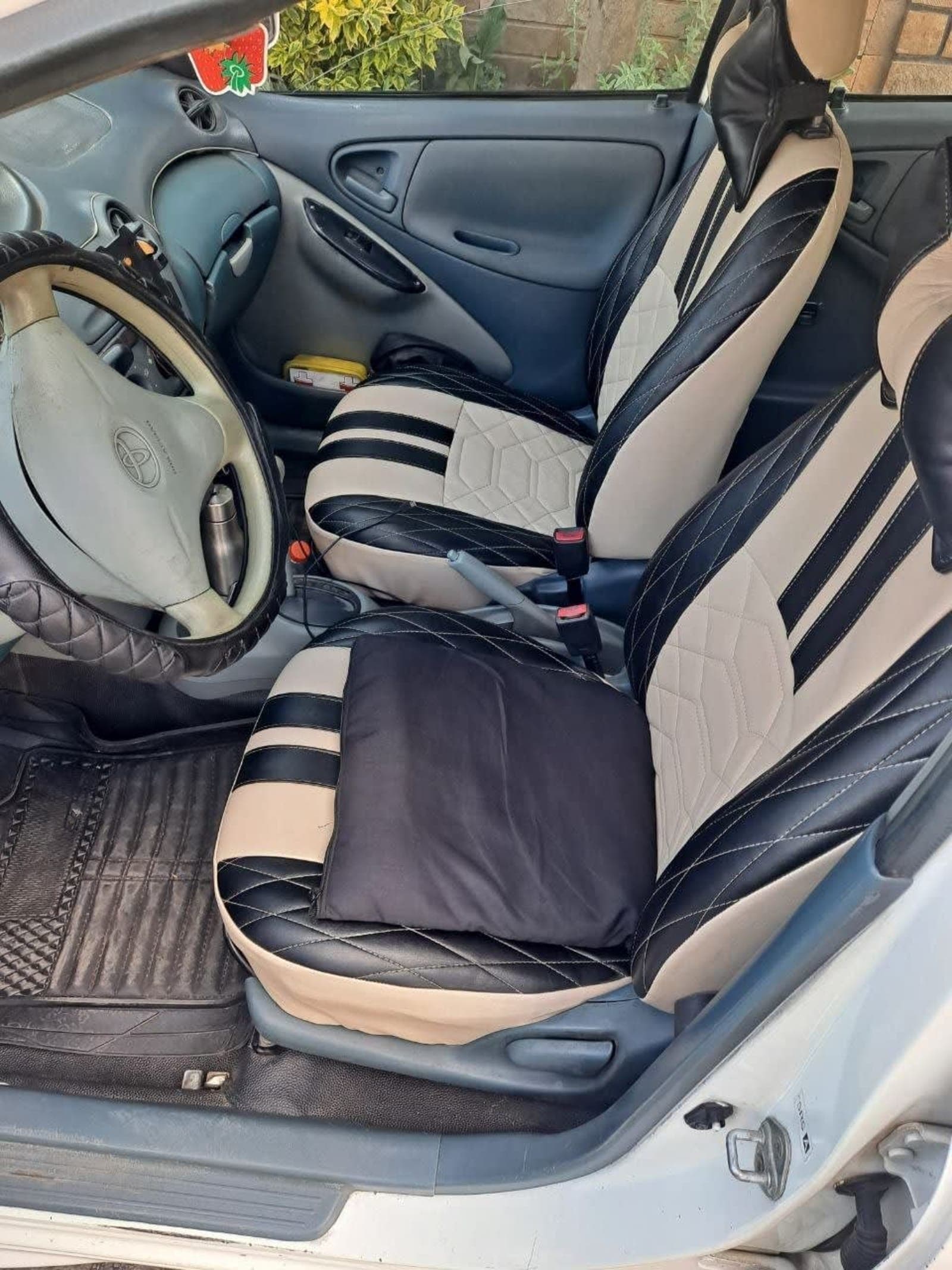 2001 Toyota Vitz — photo 6