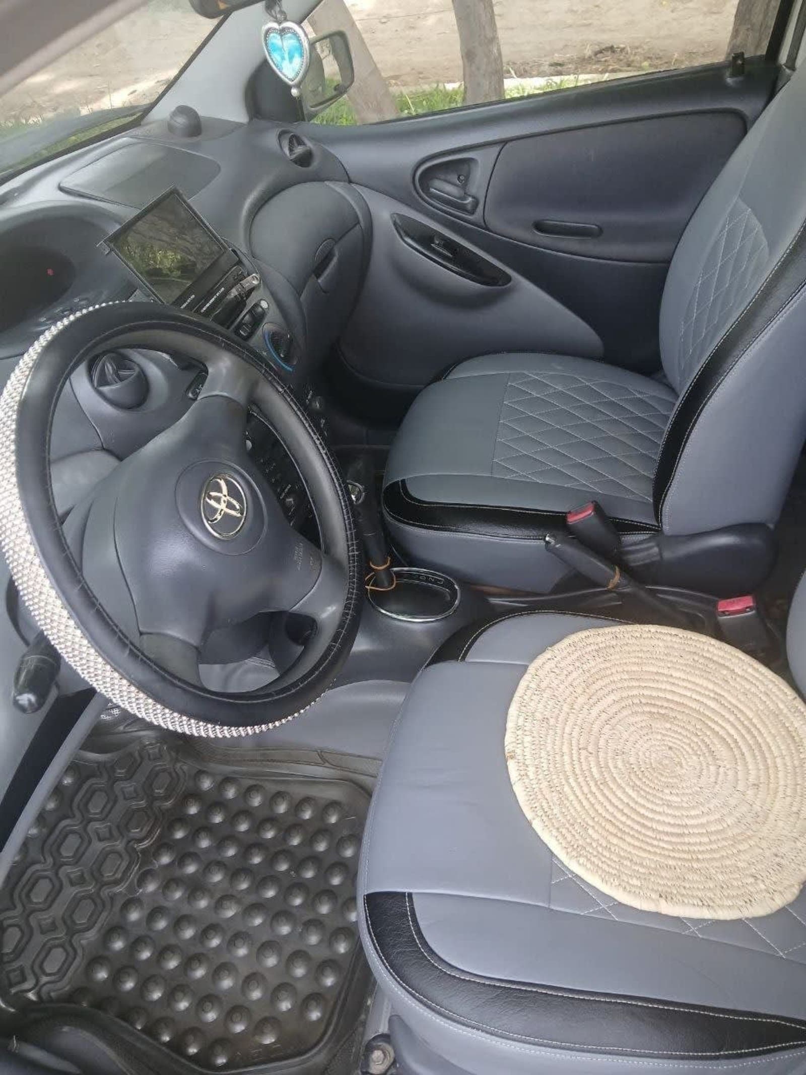 2002 Toyota Vitz — photo 3