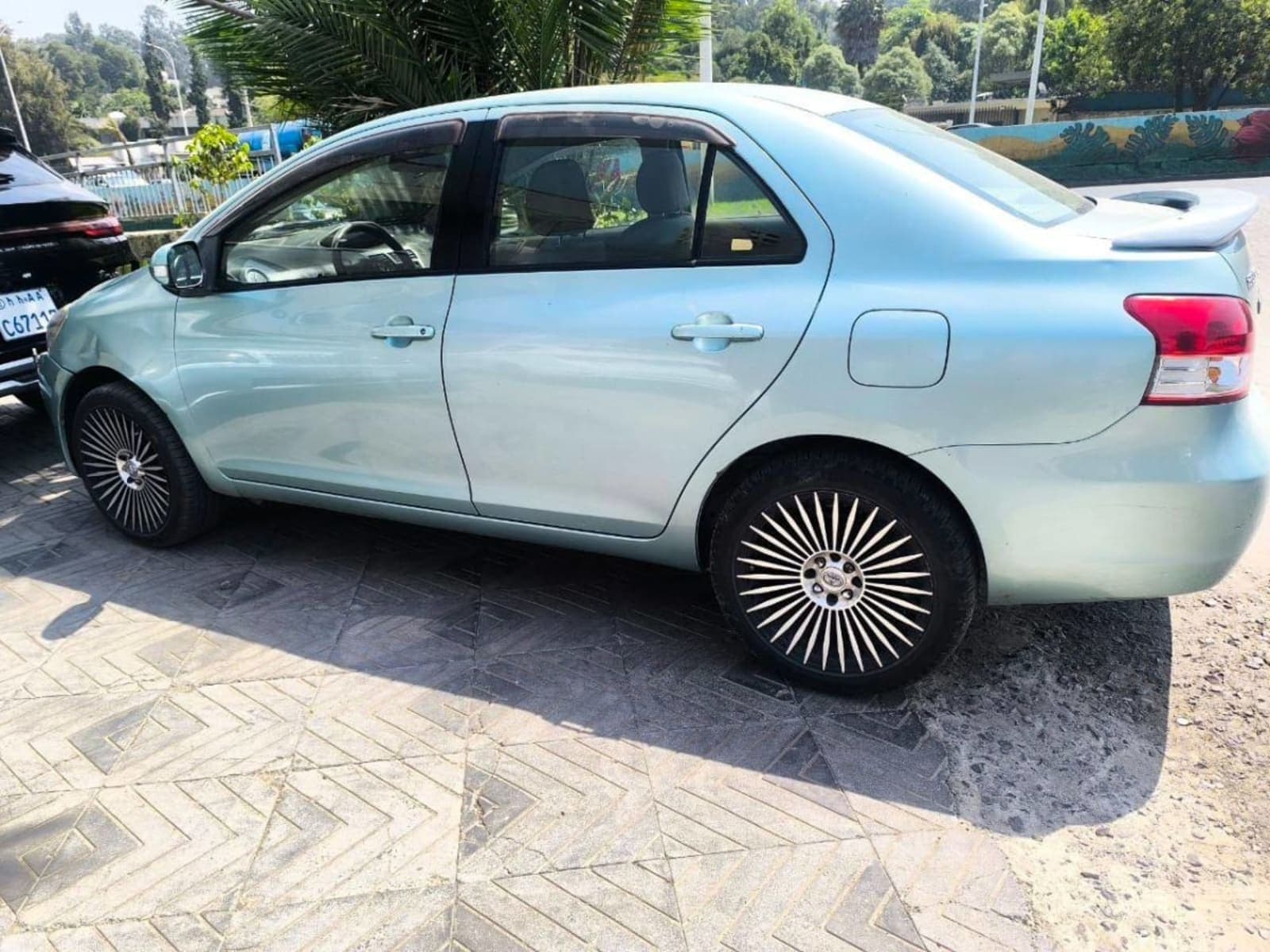 2011 Toyota Yaris Belta — photo 2