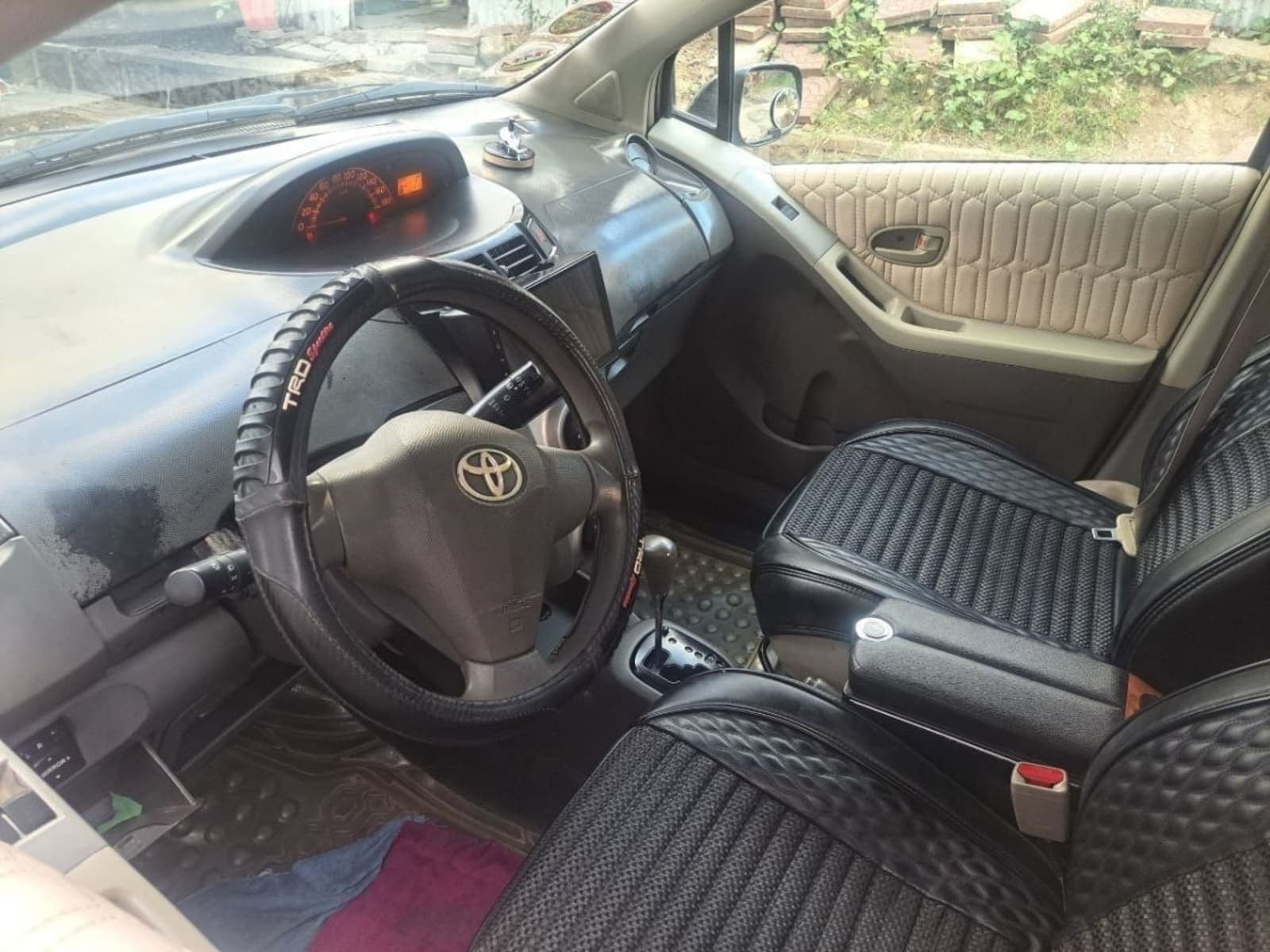 2010 Toyota Yaris Compact — photo 2