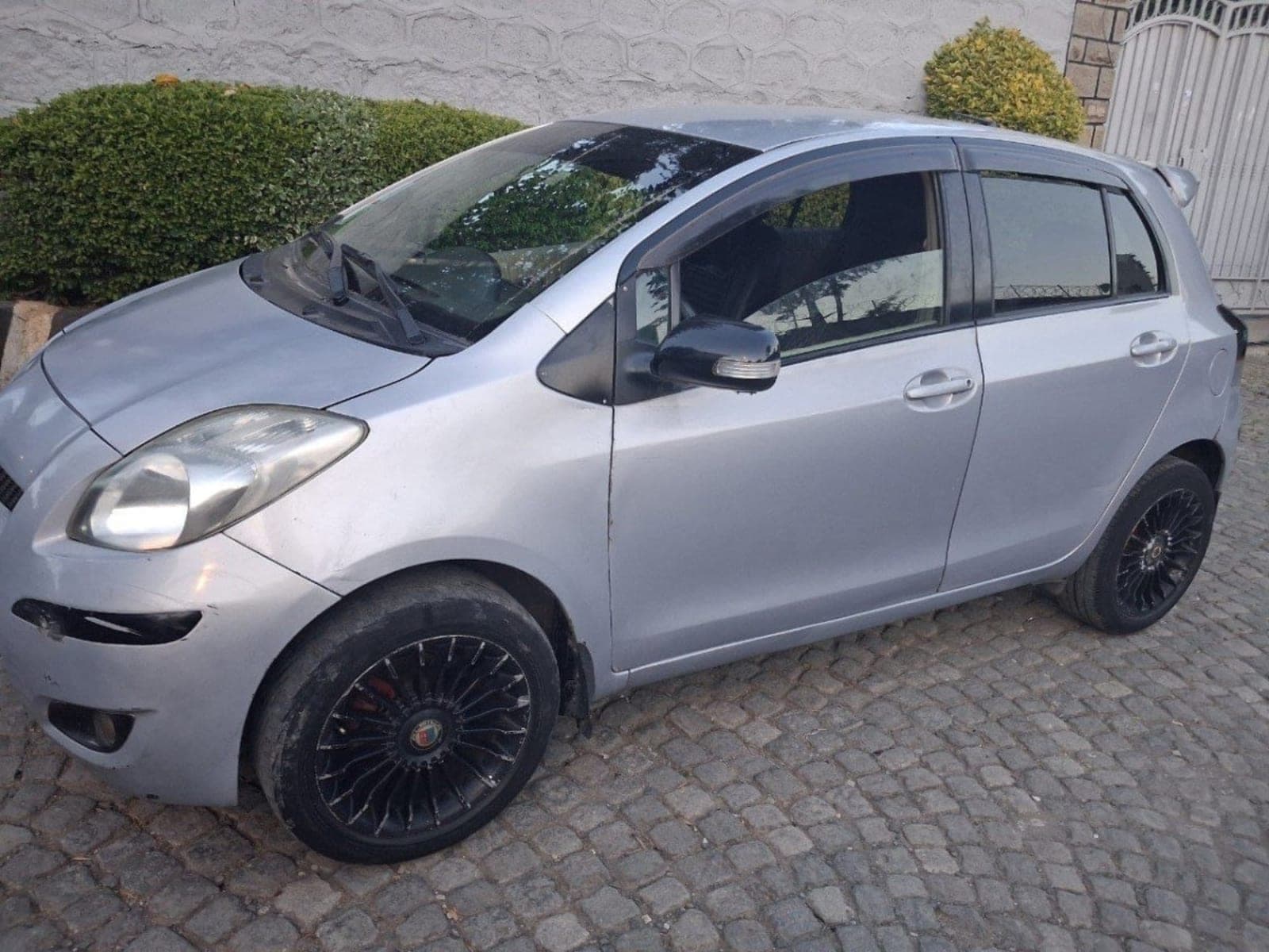 2010 Toyota Yaris Compact — photo 4