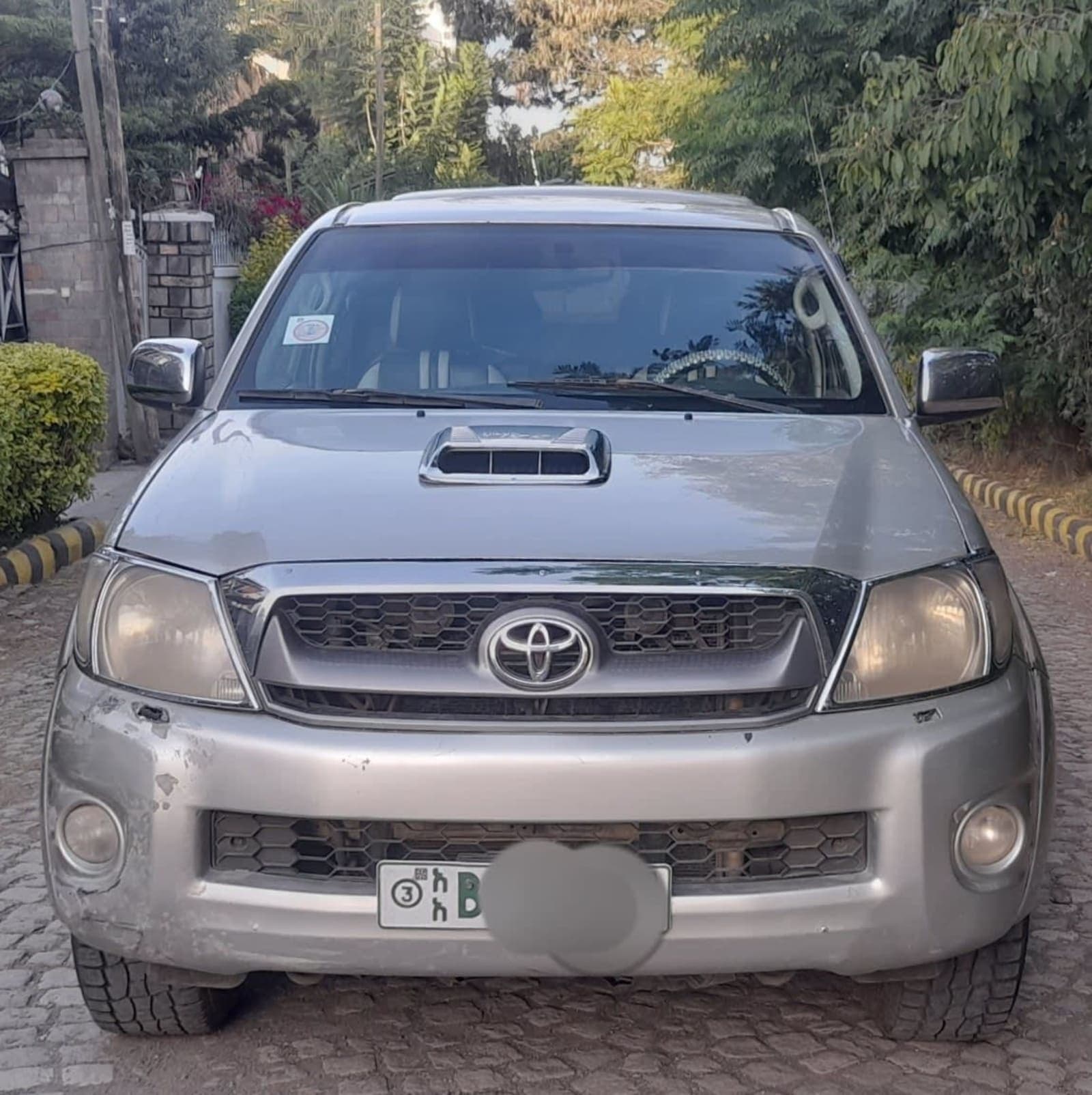 2010 Toyota Hilux — photo 1