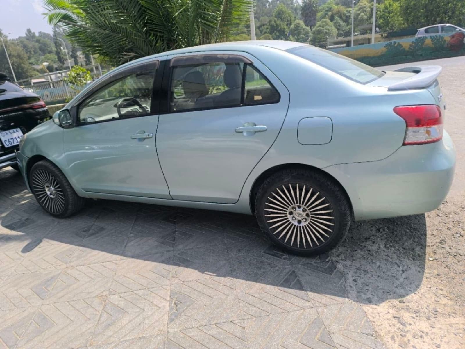 2011 Toyota Yaris Belta — photo 2