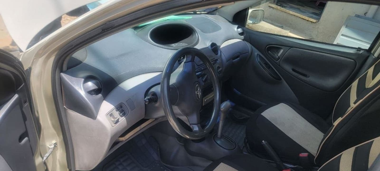 2002 toyota vitz — photo 2