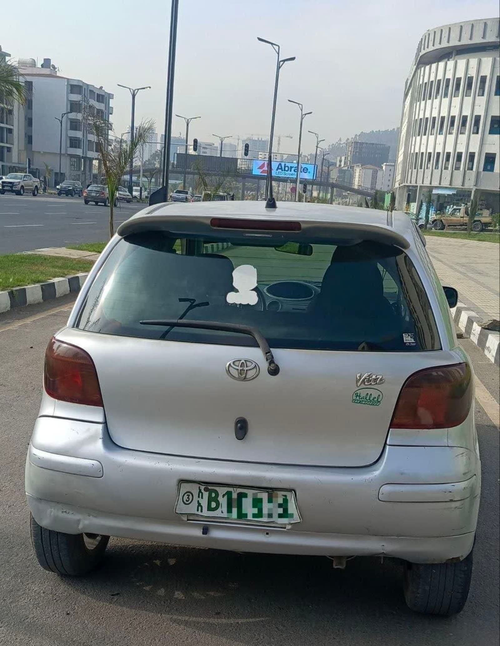 2004 Toyota Vitz — photo 2