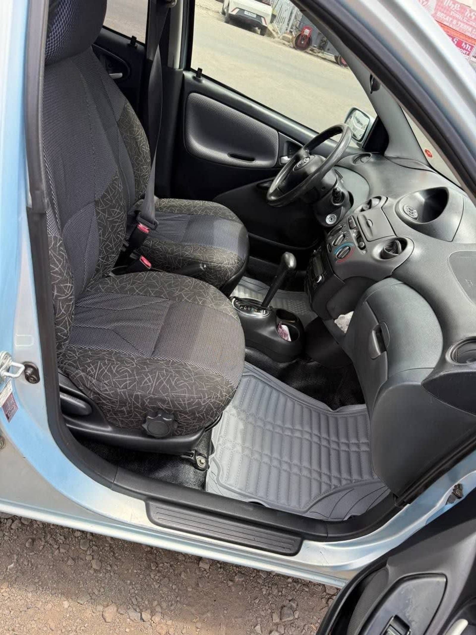 2004 Toyota Vitz — photo 4