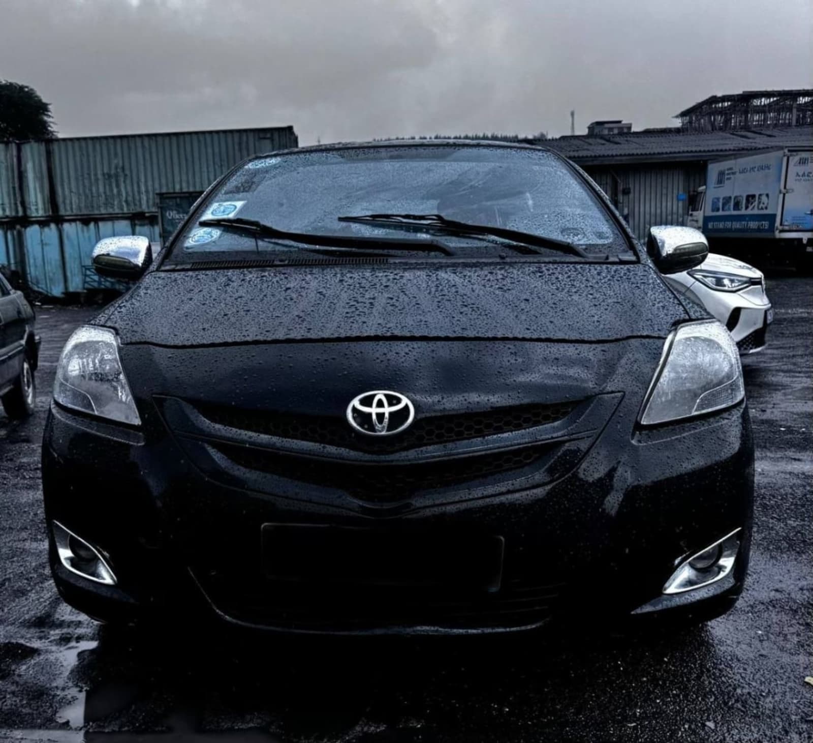 2008 Toyota Yaris sedan — photo 2