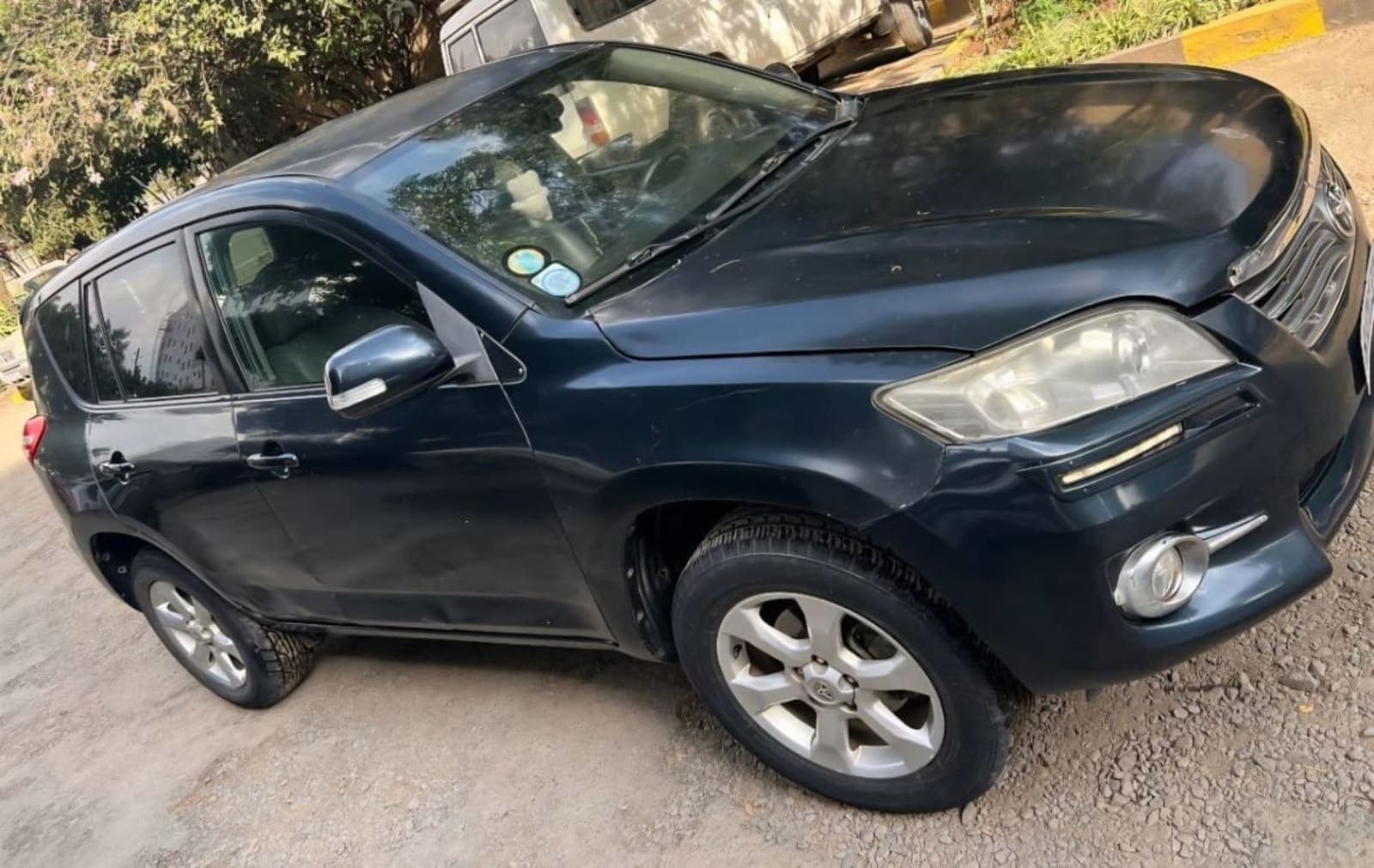 2011 TOYOTA RAV4 — photo 2