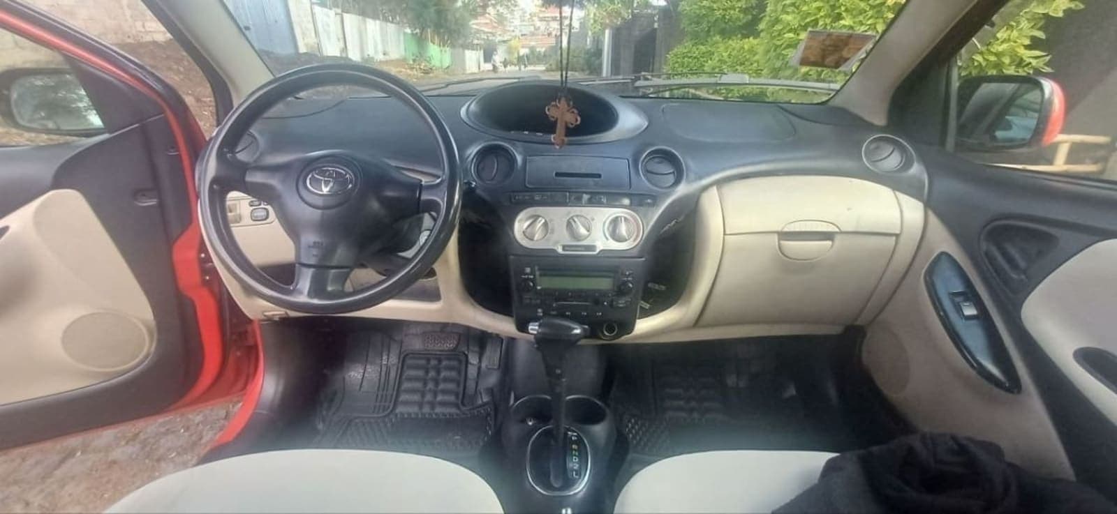 2004 Toyota Vitz — photo 2