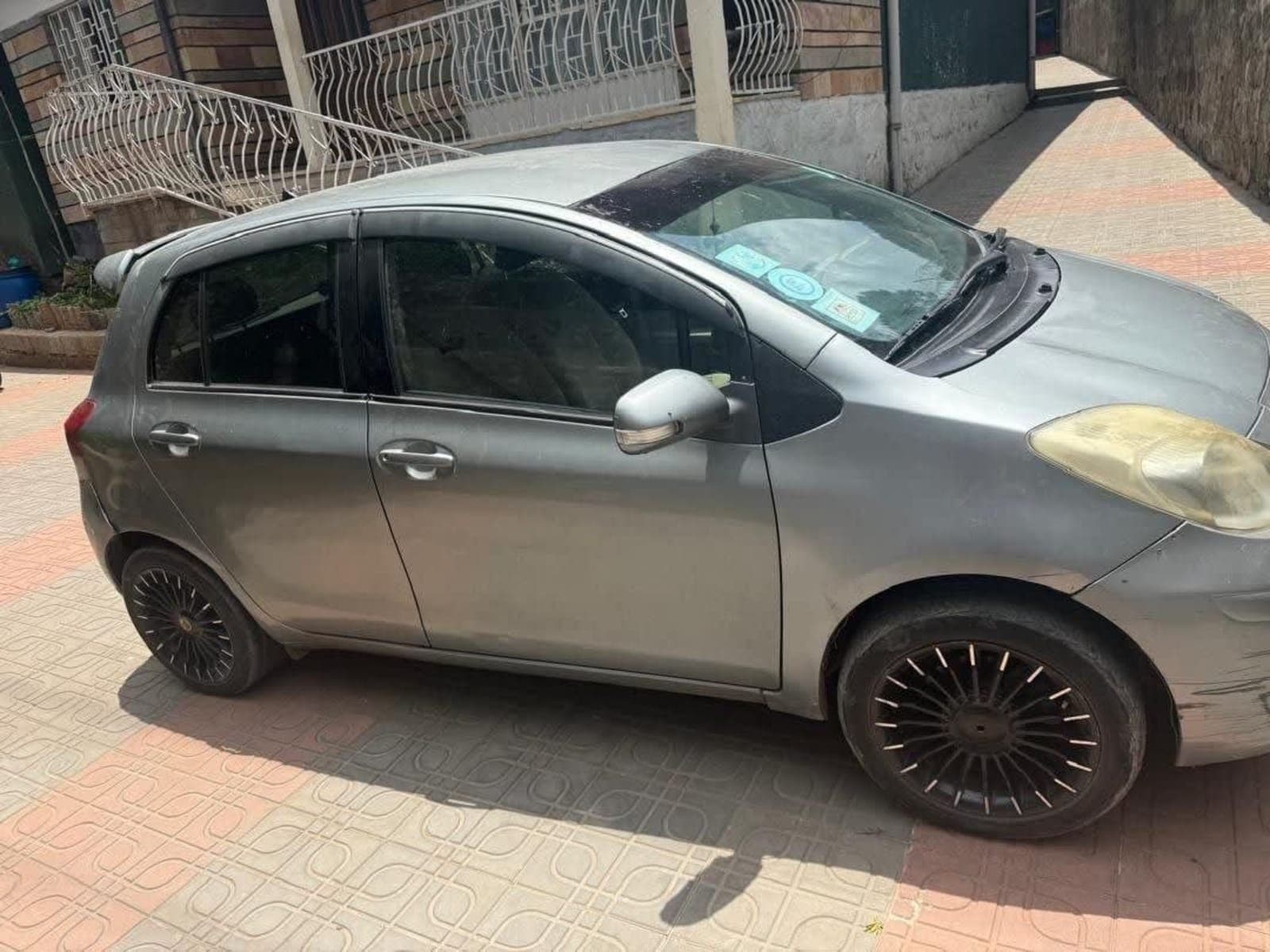 2010 Toyota Yaris Compact — photo 2