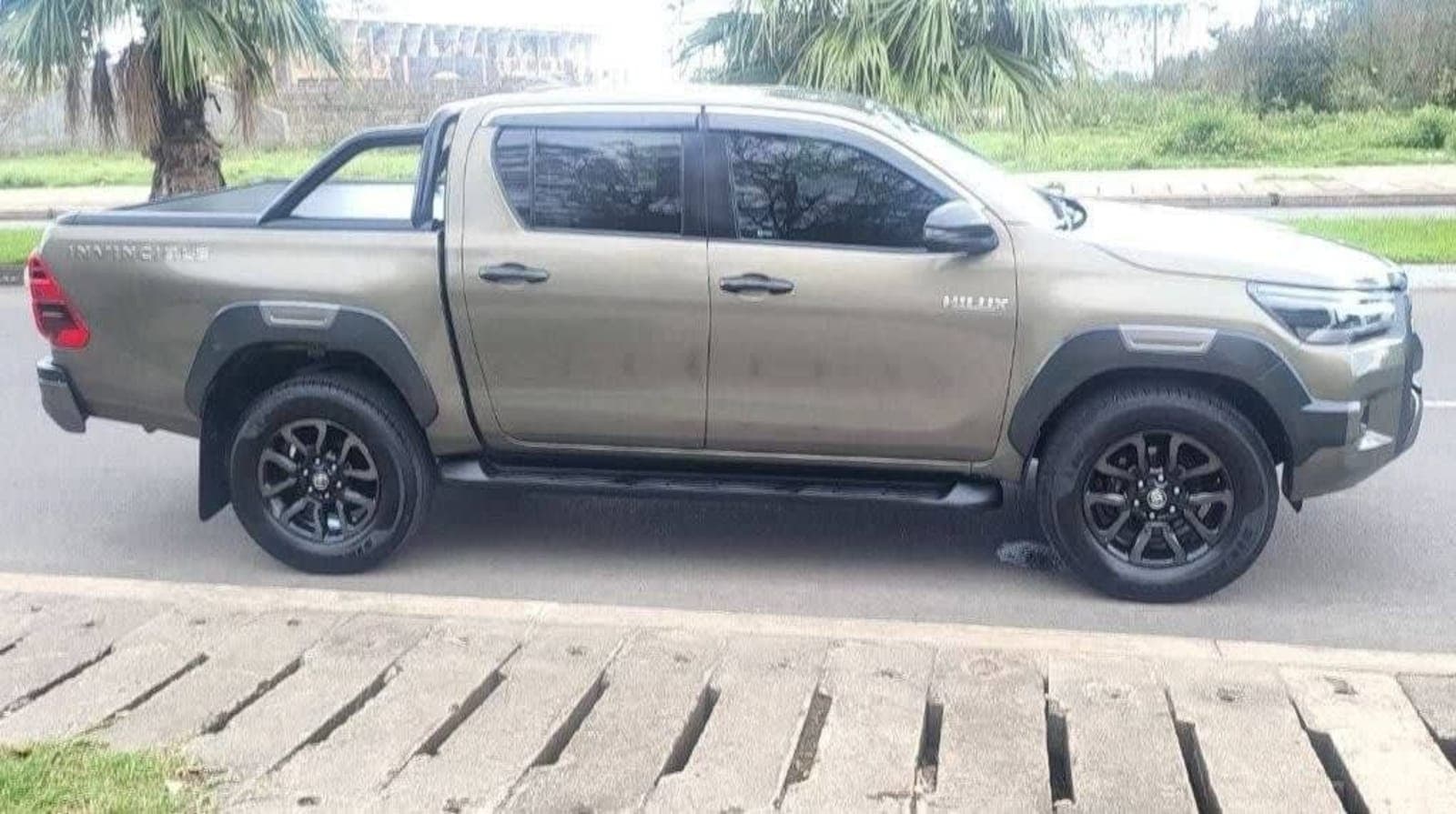 2021 Toyota Hilux invisible double cup — photo 2