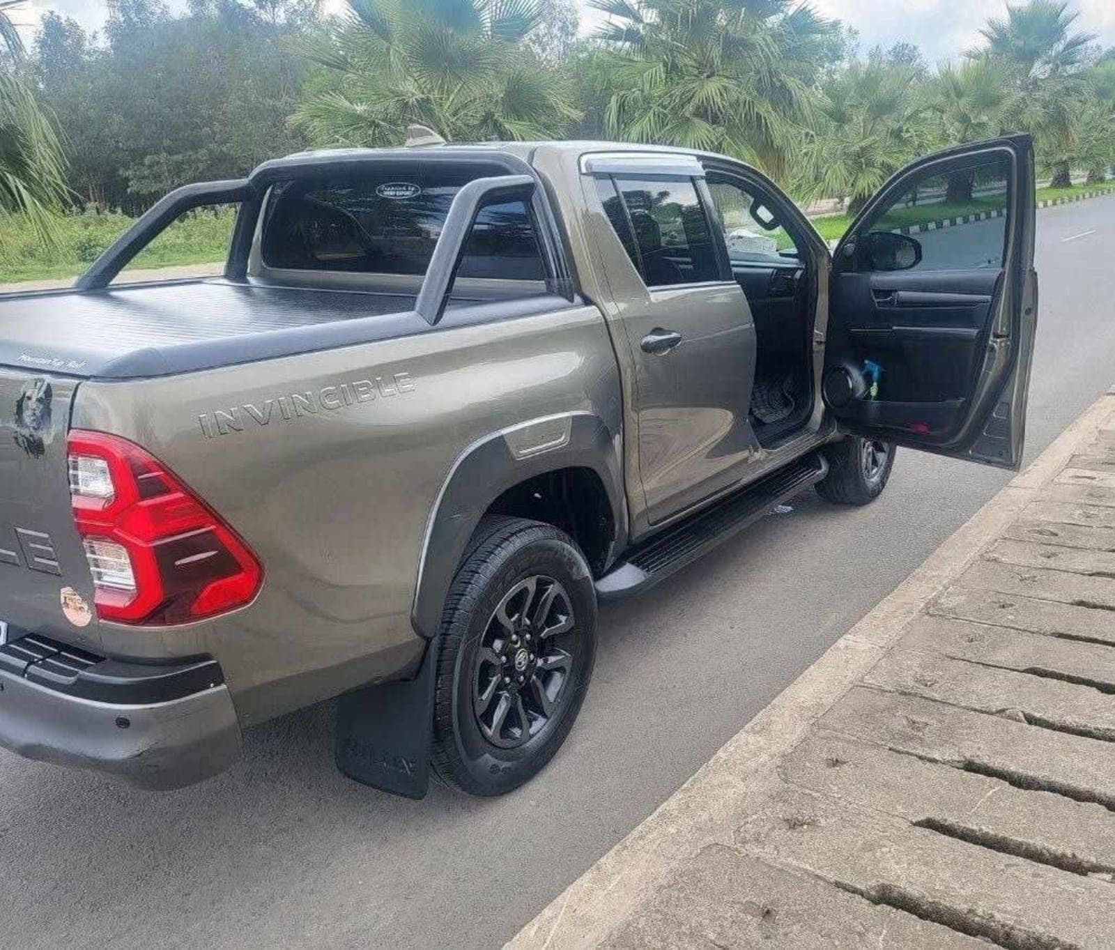 2021 Toyota Hilux invisible double cup — photo 7