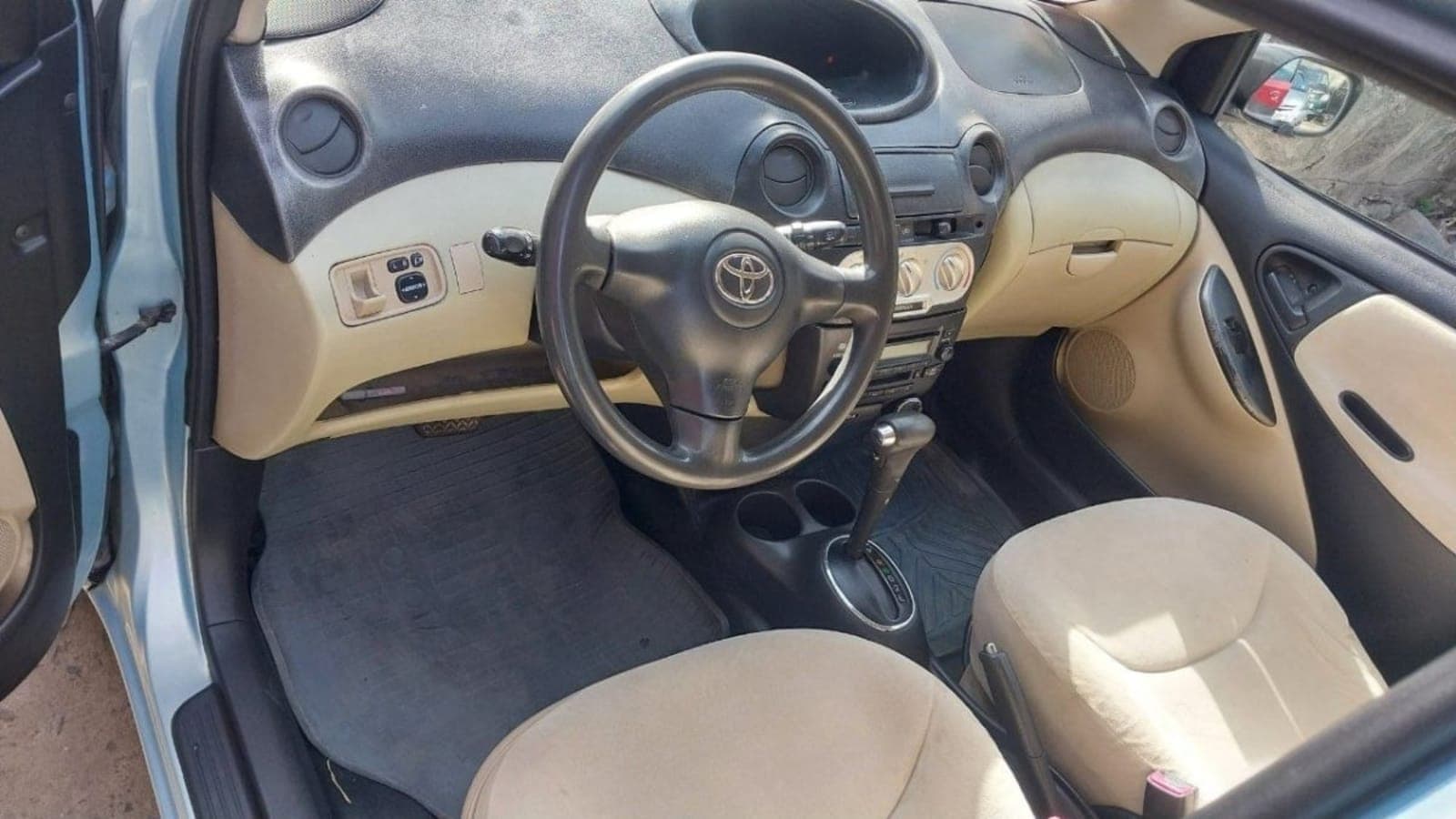 2004 Toyota Vitz — photo 2