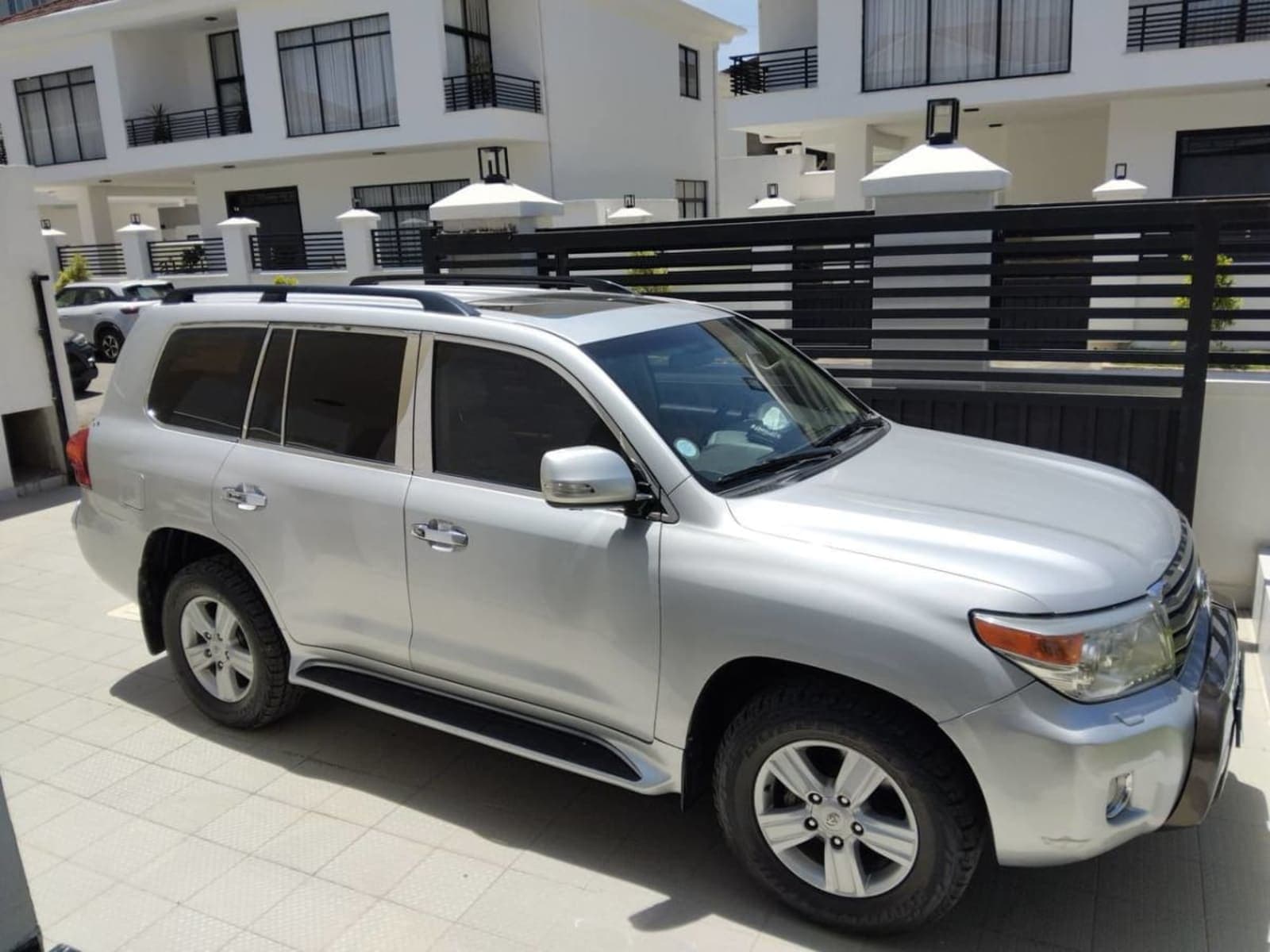 2015 Toyota Land Cruiser VX — photo 2
