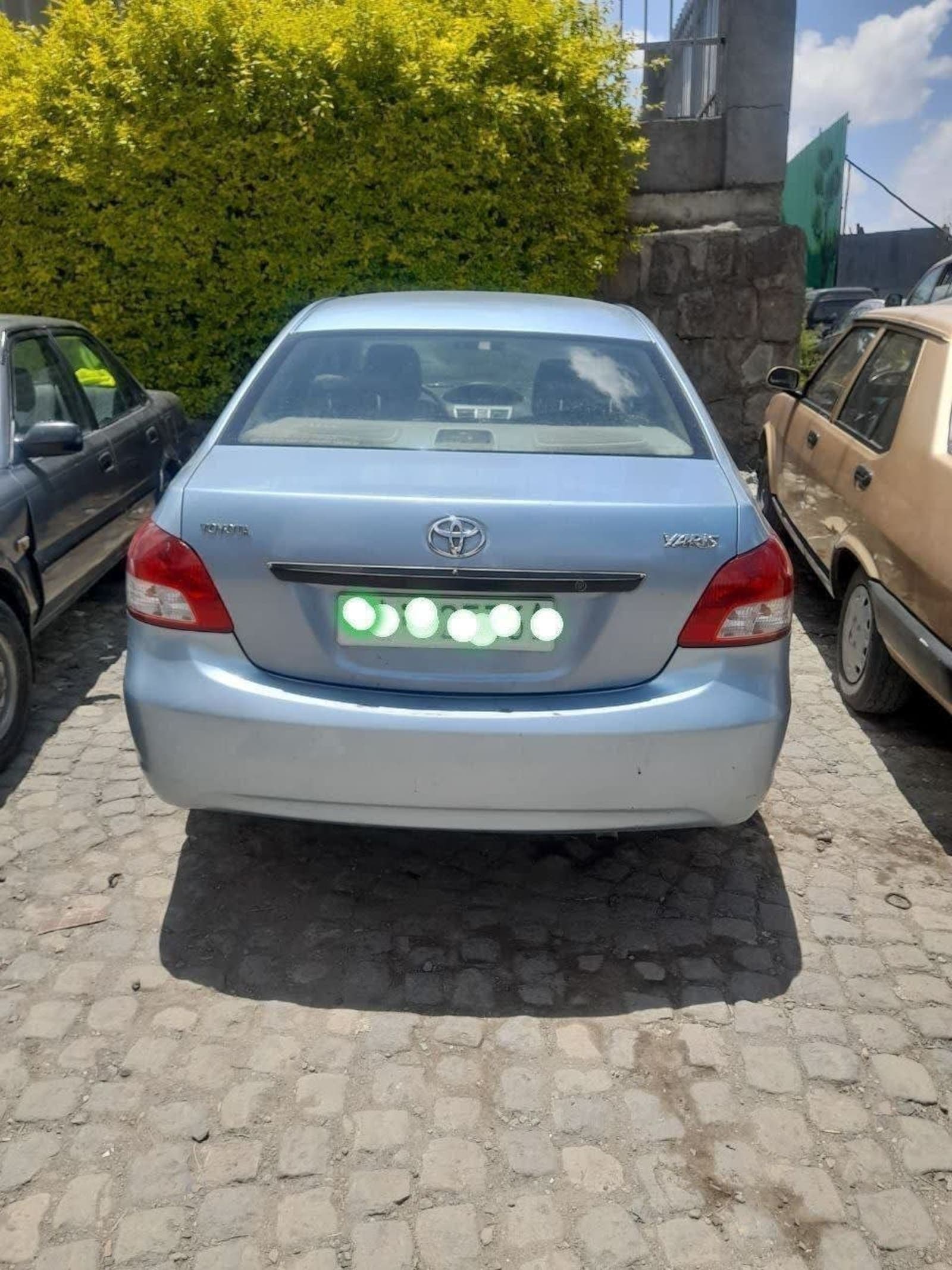 2011 Toyota Yaris Sedan — photo 2