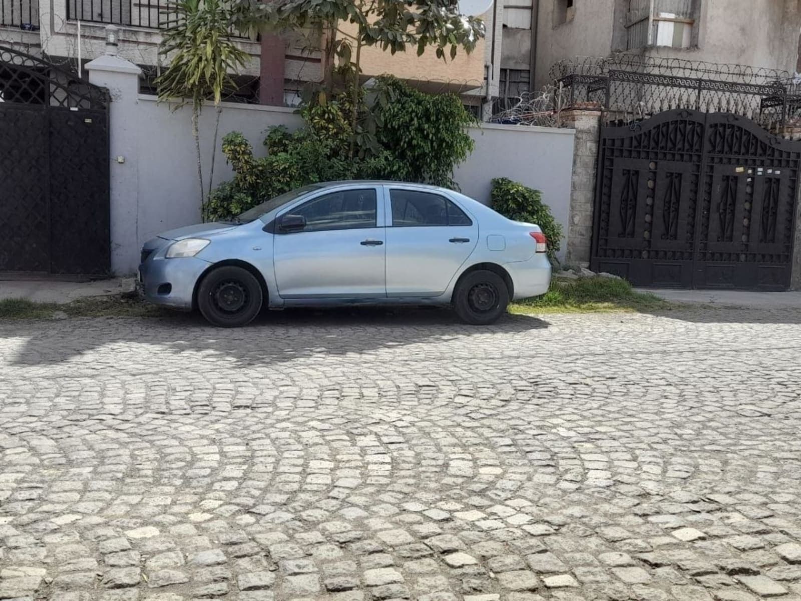 2011 Toyota Yaris Sedan — photo 5