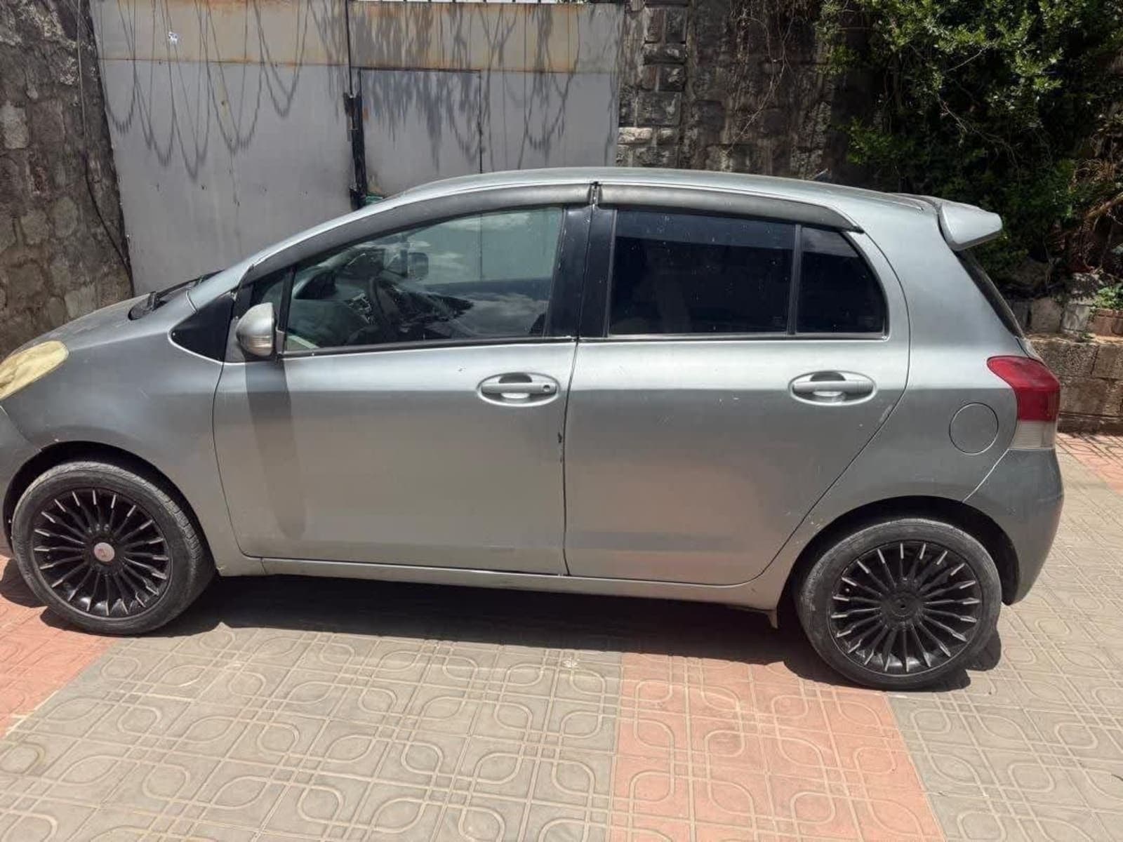 2010 Toyota Yaris Compact — photo 4