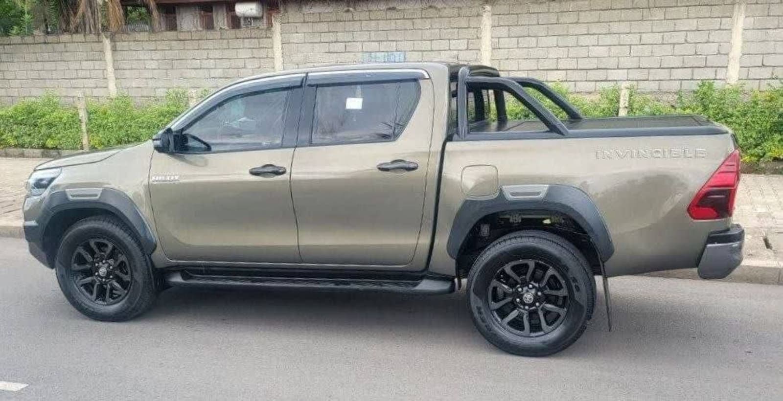 2022 Toyota Hilux invisible — photo 3