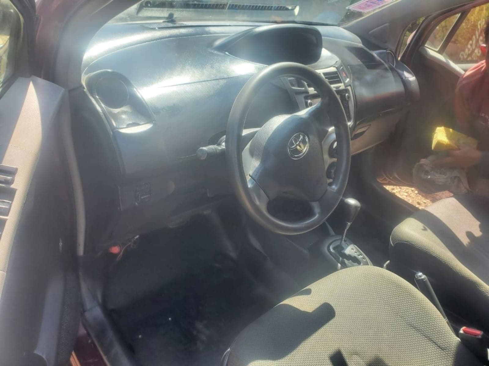 2010 Toyota Yaris Compact — photo 3
