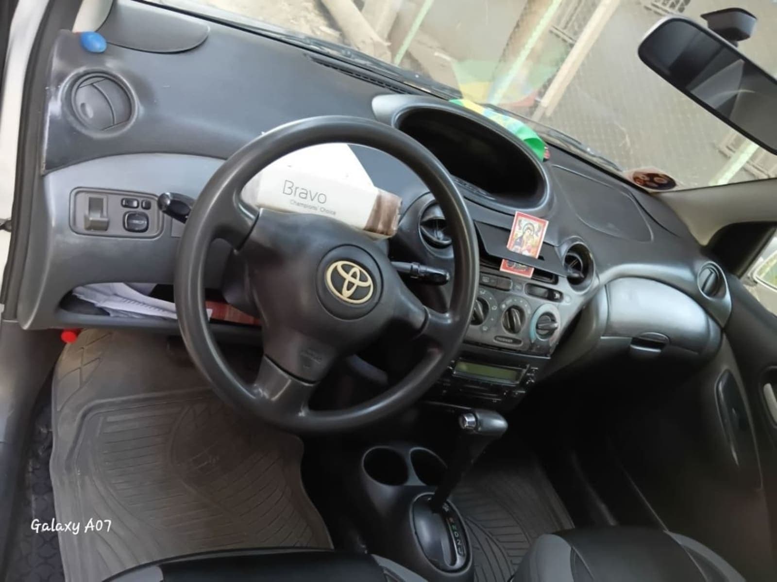2003 Toyota Vitz — photo 3