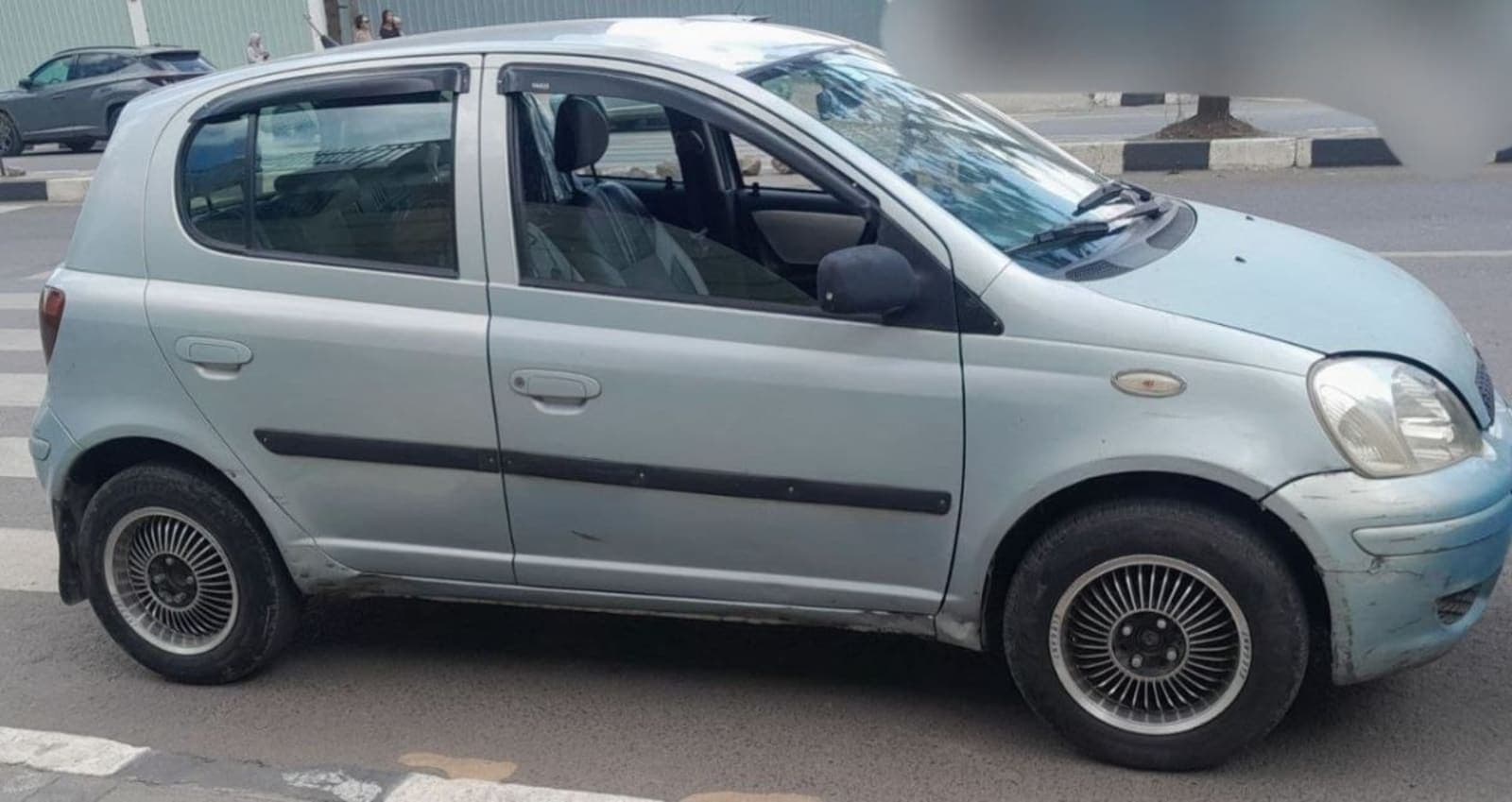 2004 Toyota Vitz — photo 1