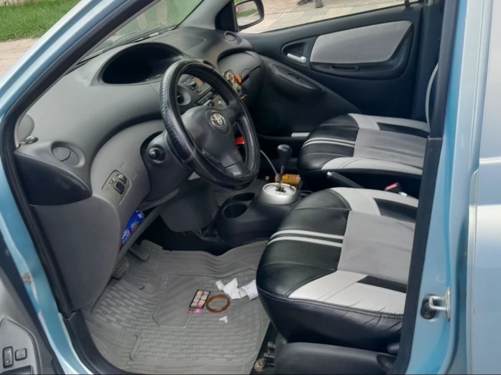 2004 Toyota Vitz — photo 4
