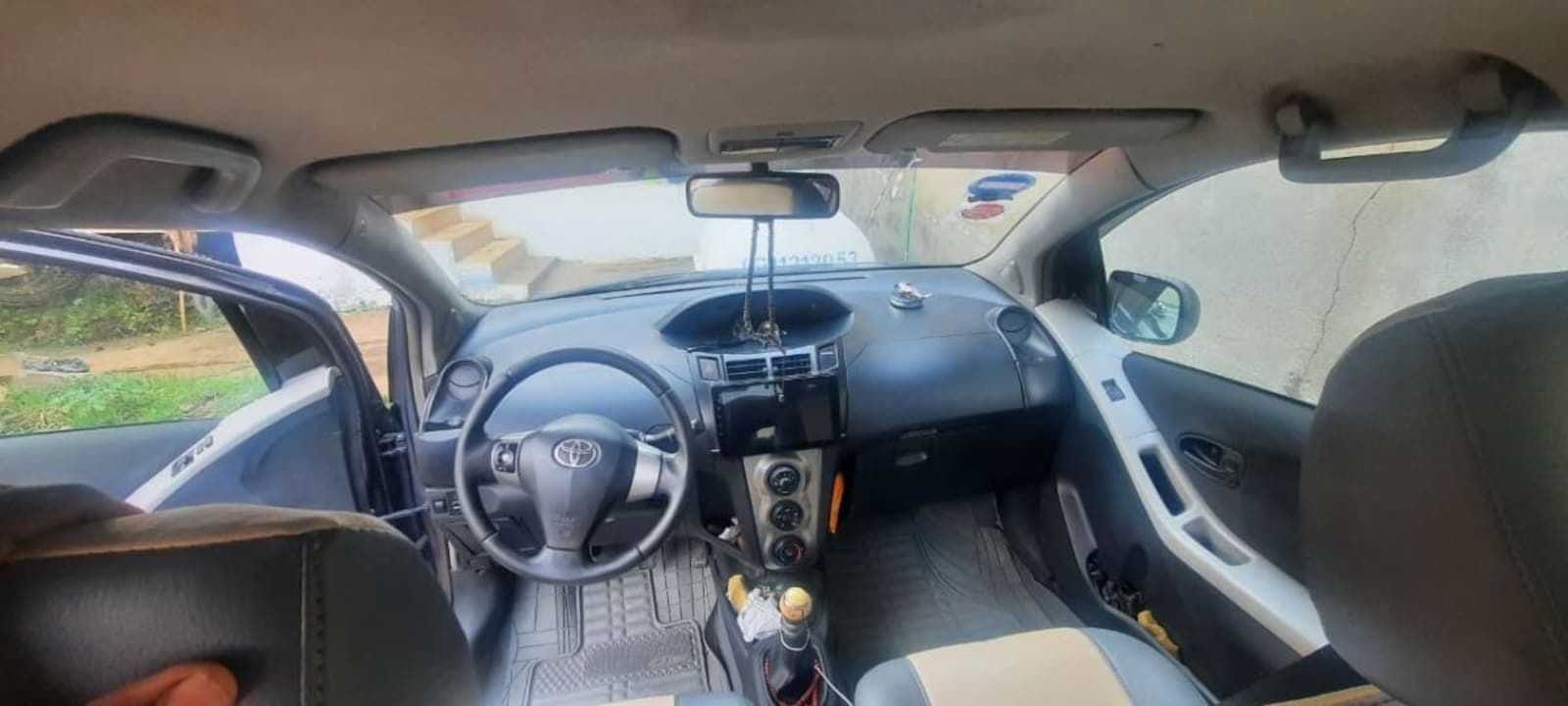2010 Toyota Yaris Compact — photo 2