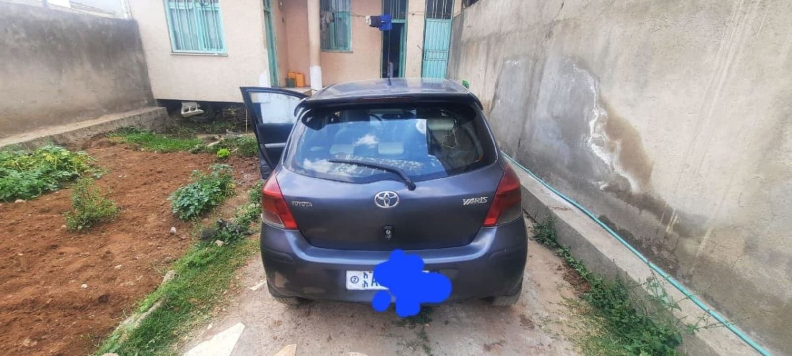 2010 Toyota Yaris Compact — photo 3