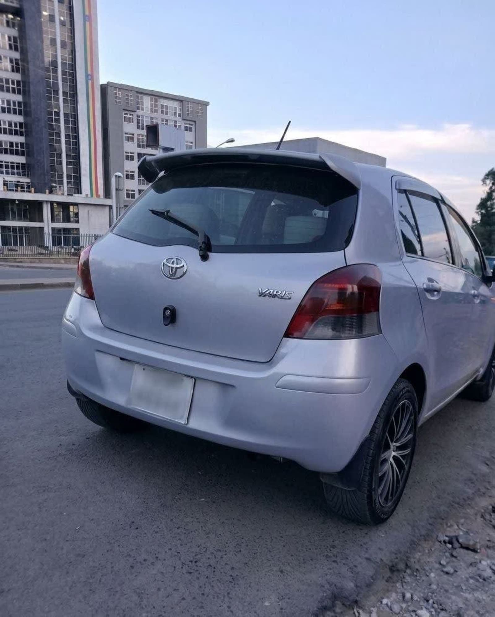 2010 Toyota Yaris Compact — photo 3