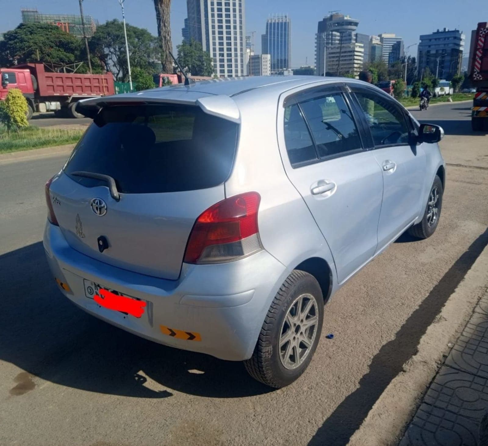 2011 Toyota Yaris Compact — photo 5