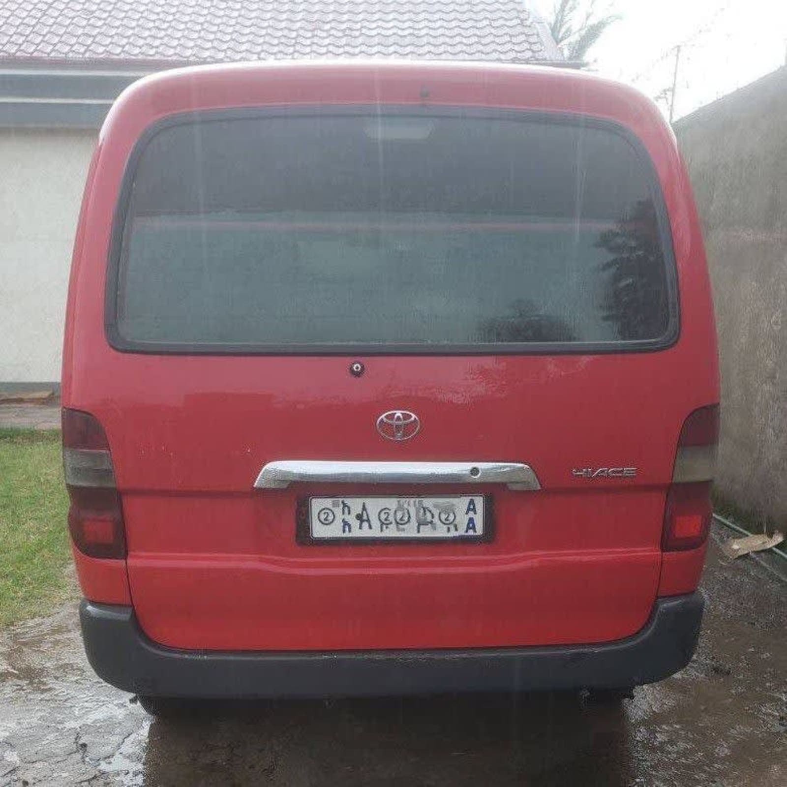 2010 Toyota Hiace D4D Van — photo 4