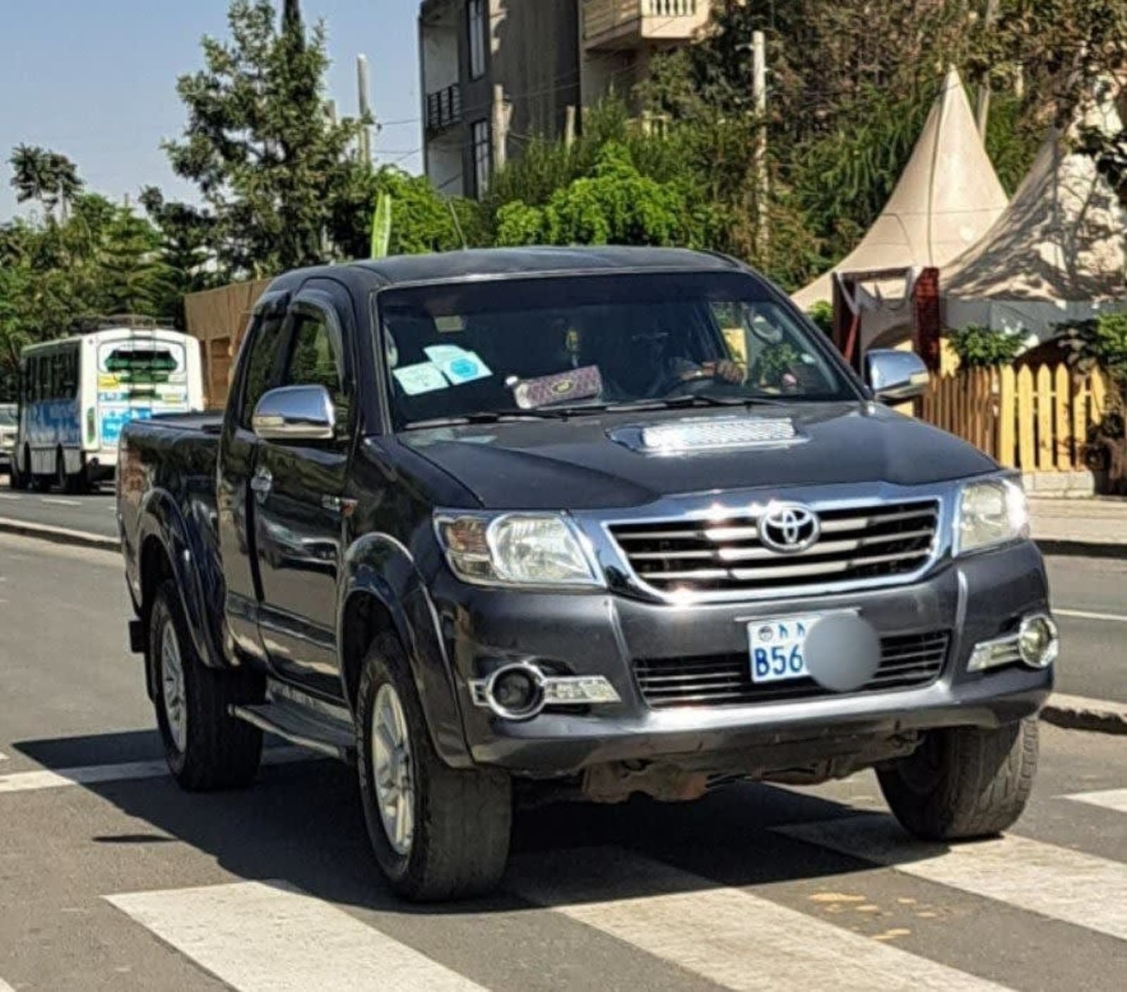 2015 TOYOTA HILUX king-cab — photo 2