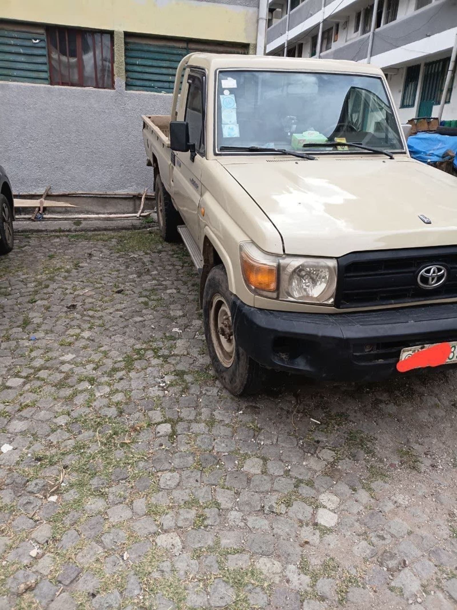 2010 Toyota LandCruiser Hardtop — photo 2