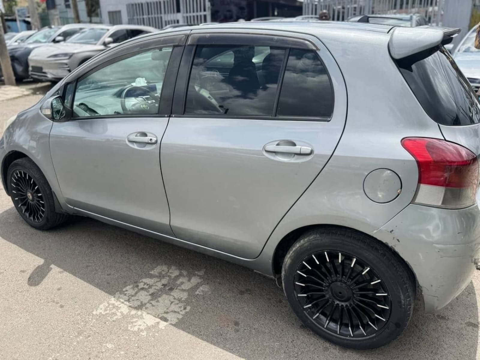 2010 Toyota Yaris Compact — photo 4