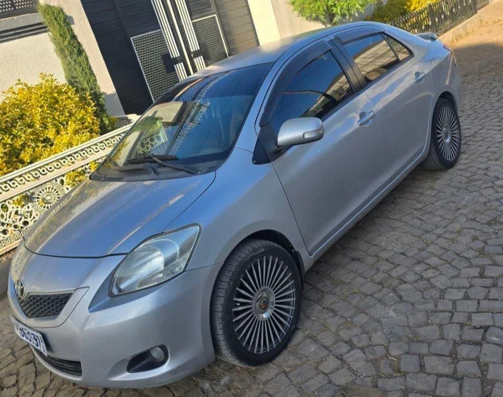 2010 Toyota Yaris Belta — photo 4