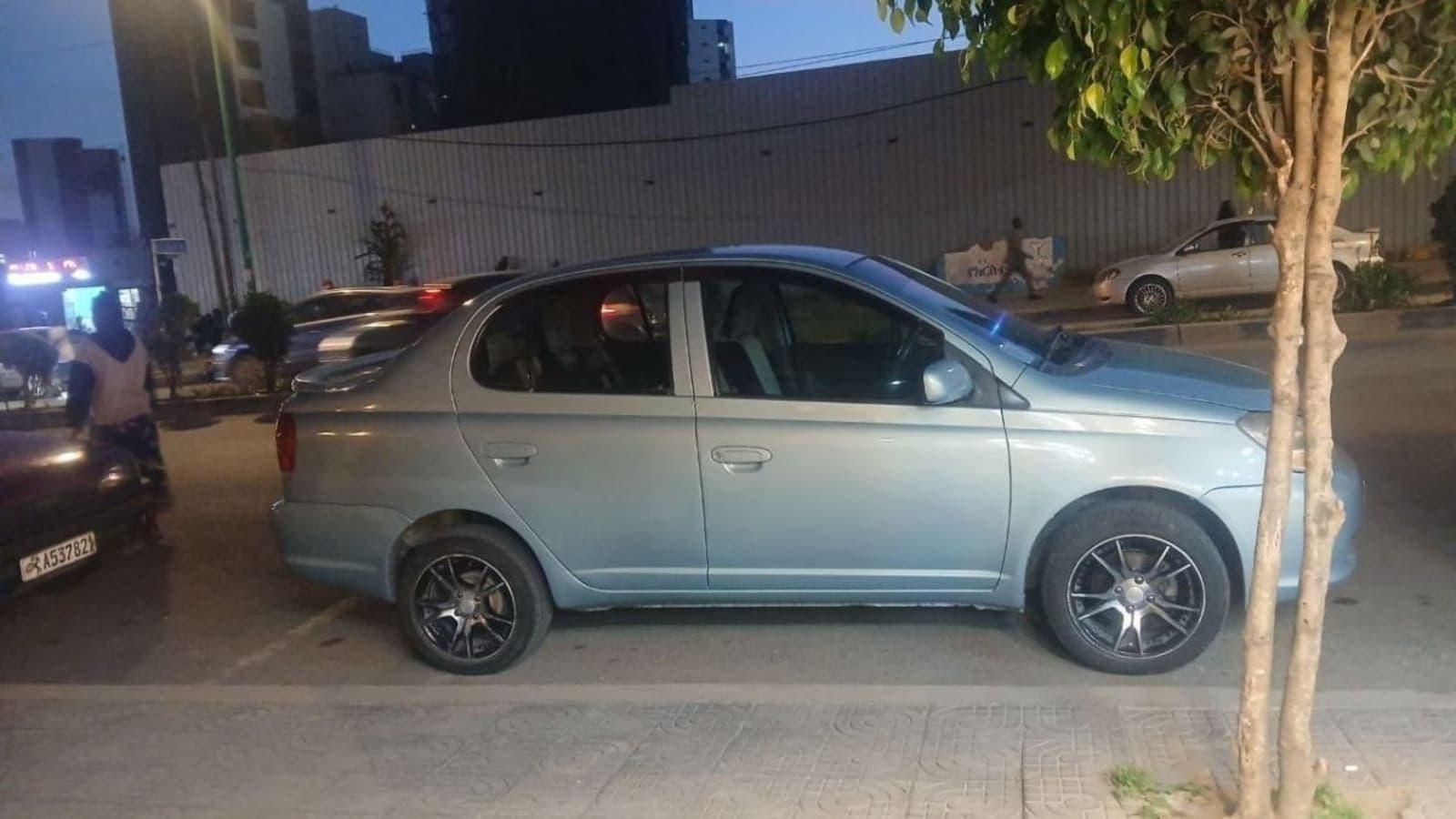 2005 Toyota Platz — photo 2