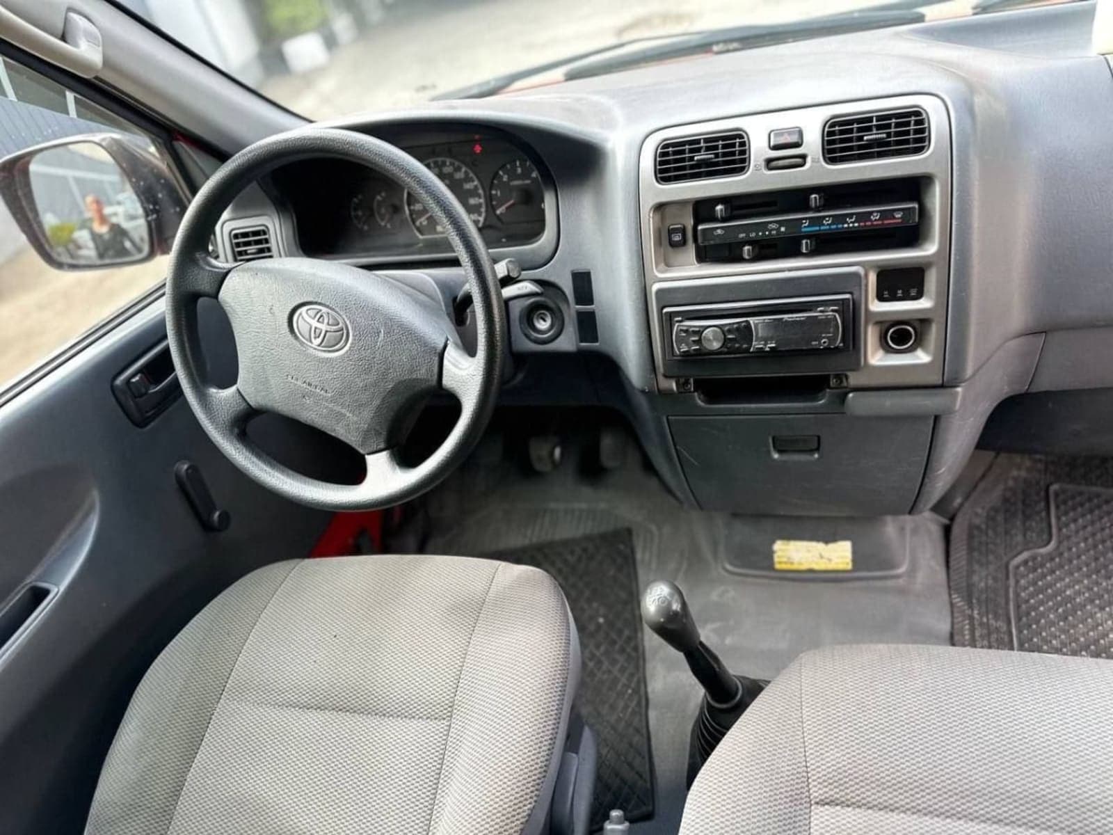 2010 Toyota Hiace Dolphin — photo 5