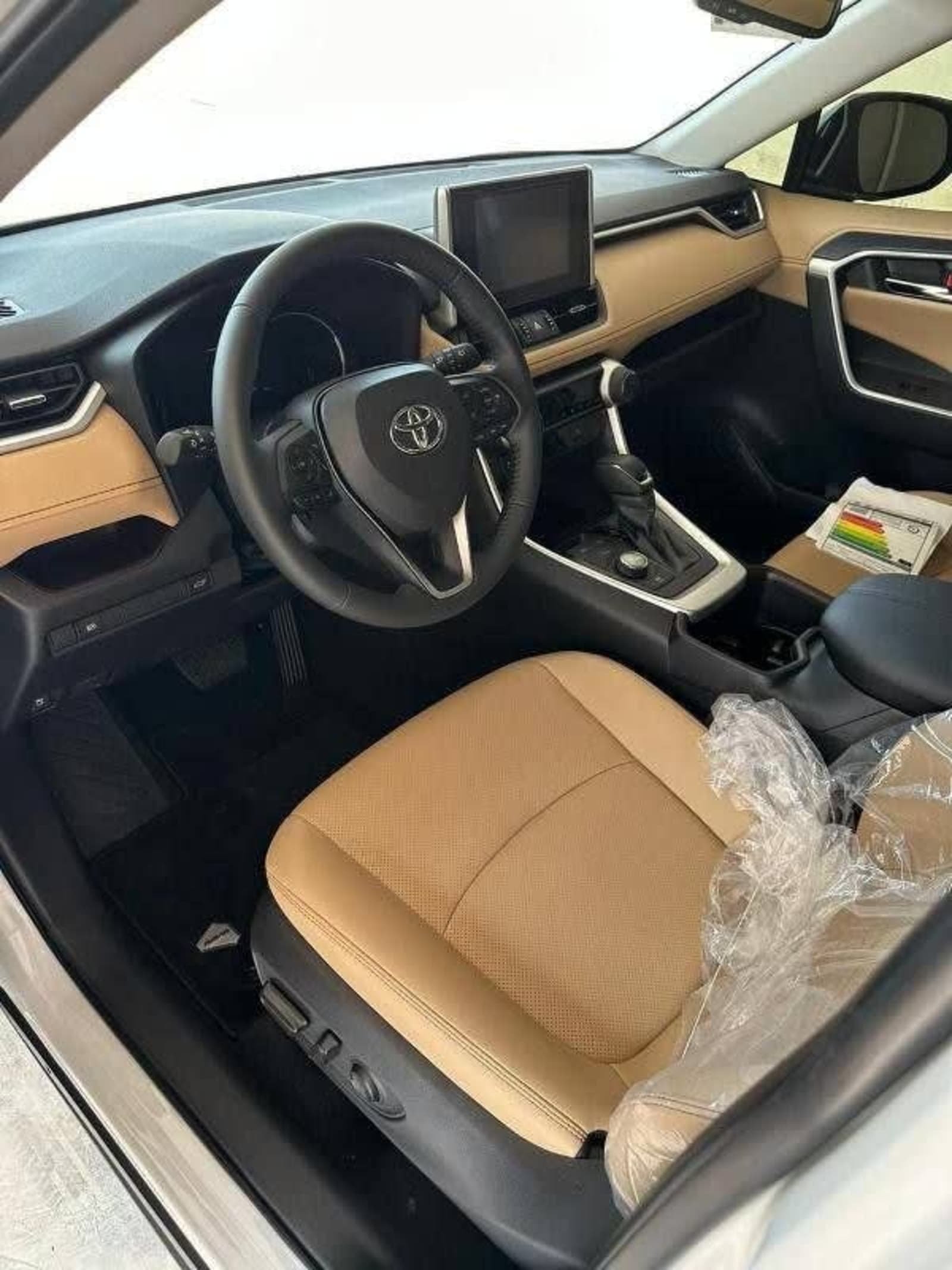 2023 Toyota RAV4 Hybrid XLE — photo 5