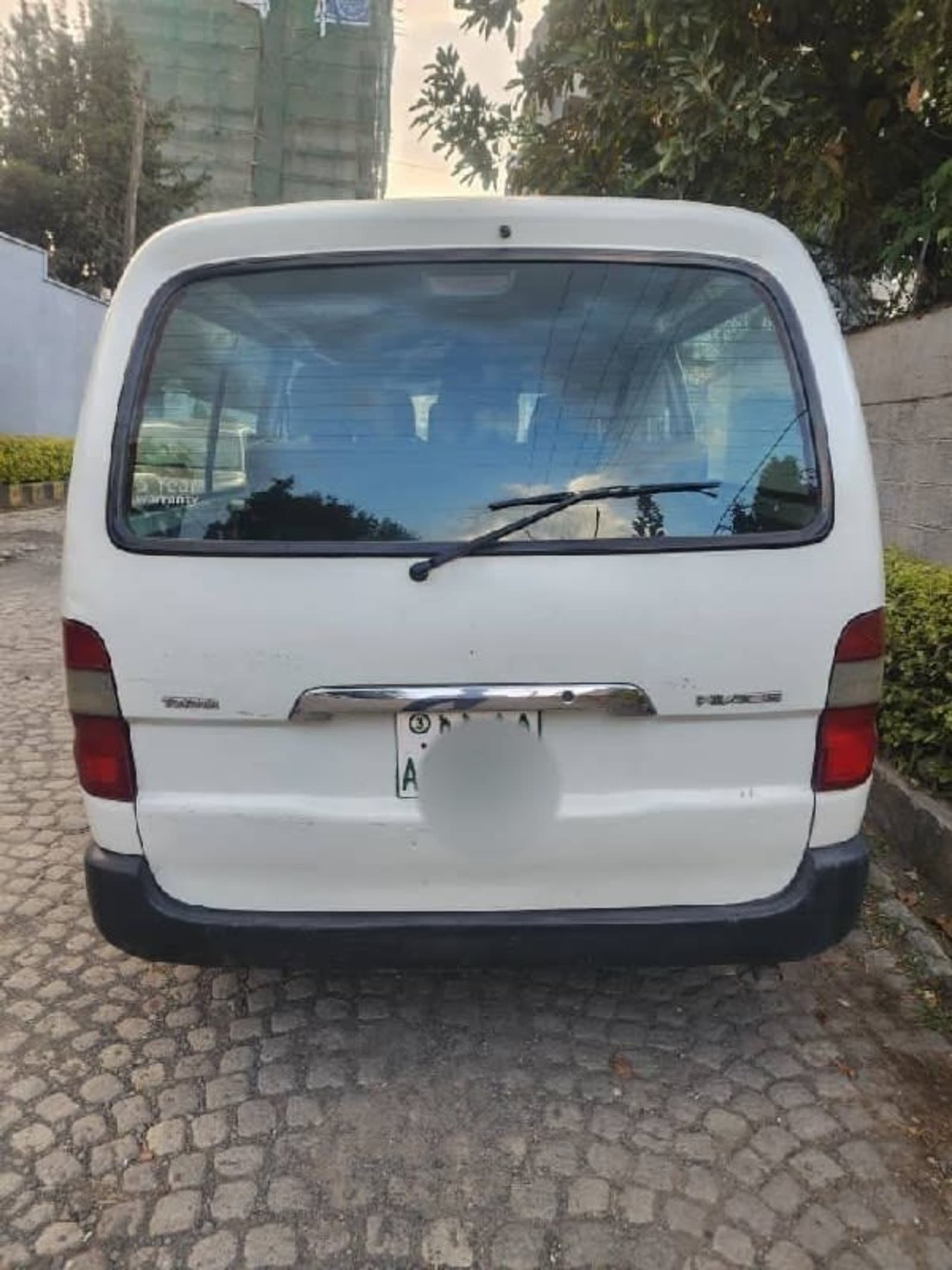 2010 Toyota Hiace Dolphin — photo 2