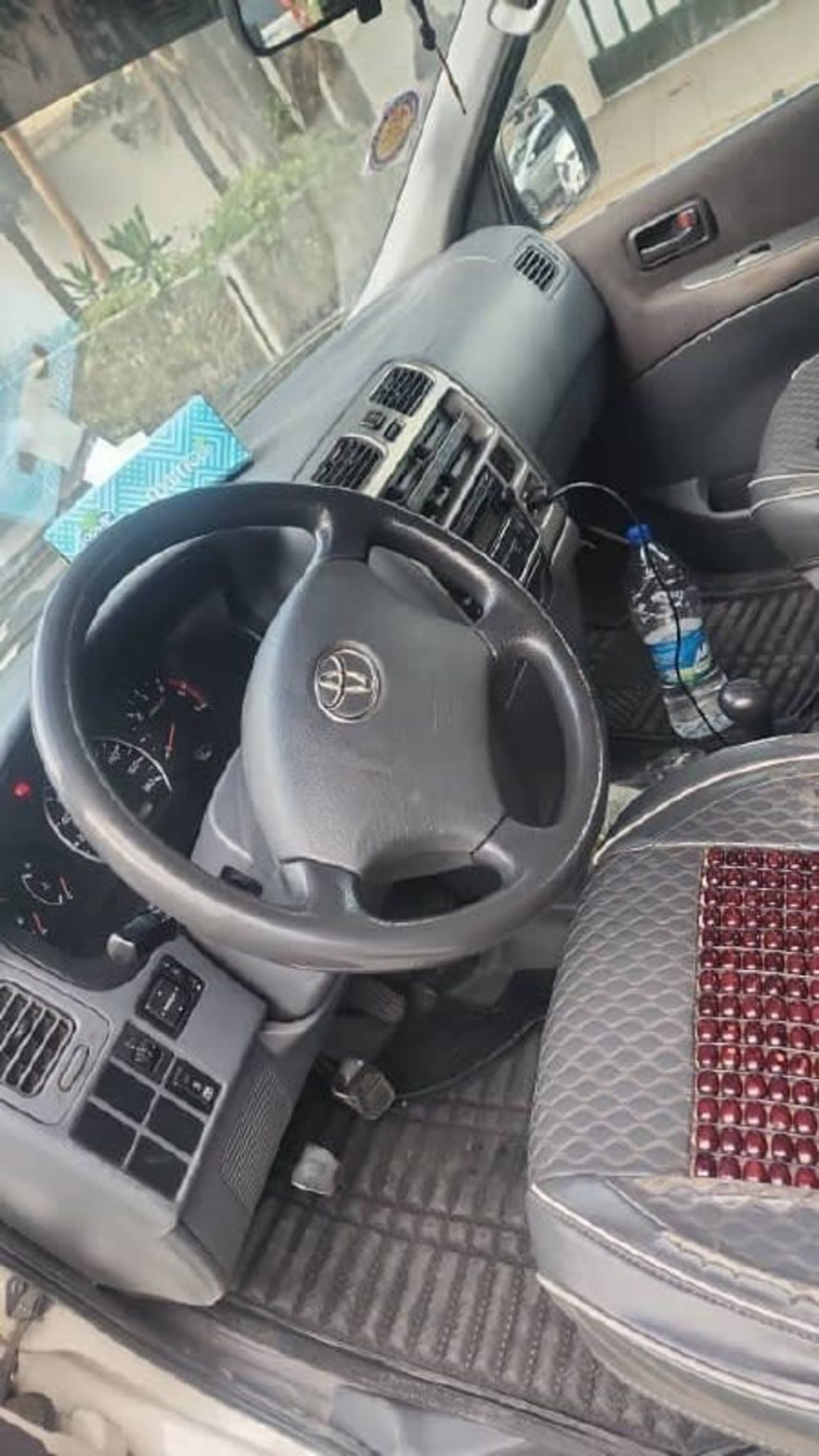 2010 Toyota Hiace Dolphin — photo 3